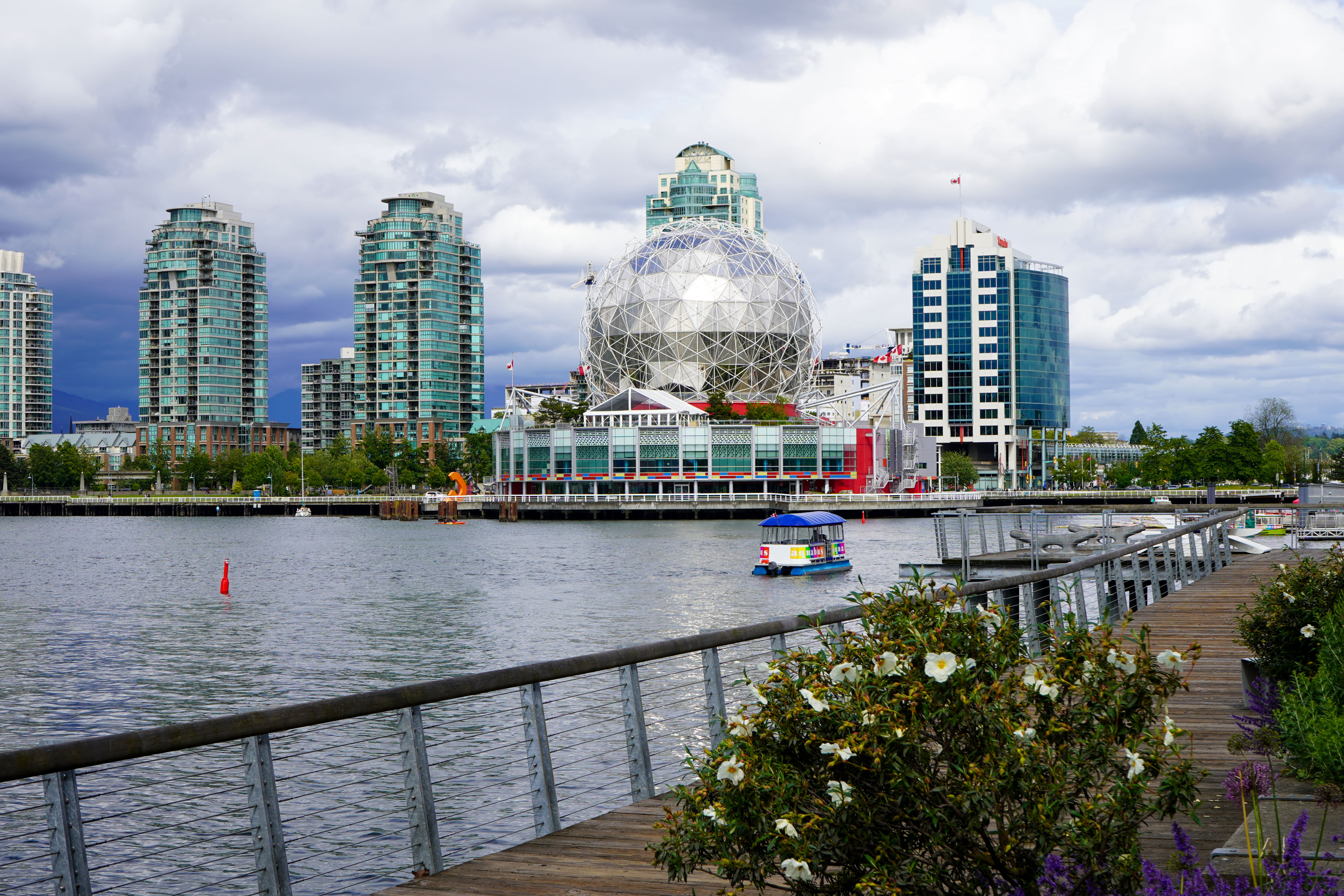 Skyline von Vancouver mit dem Science World Museum