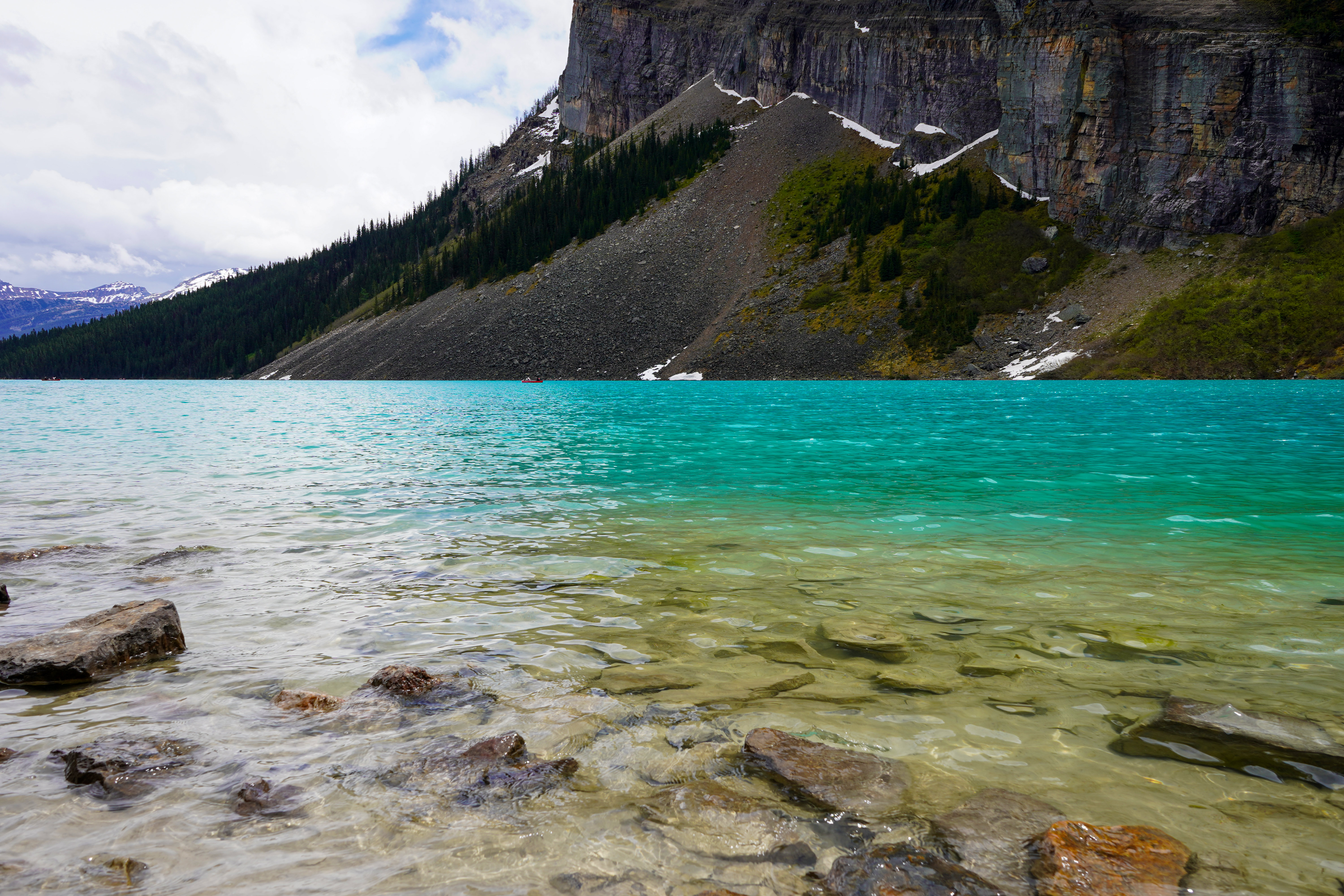 Der türkisblaue Lake Louise umringt von hohen Bergen