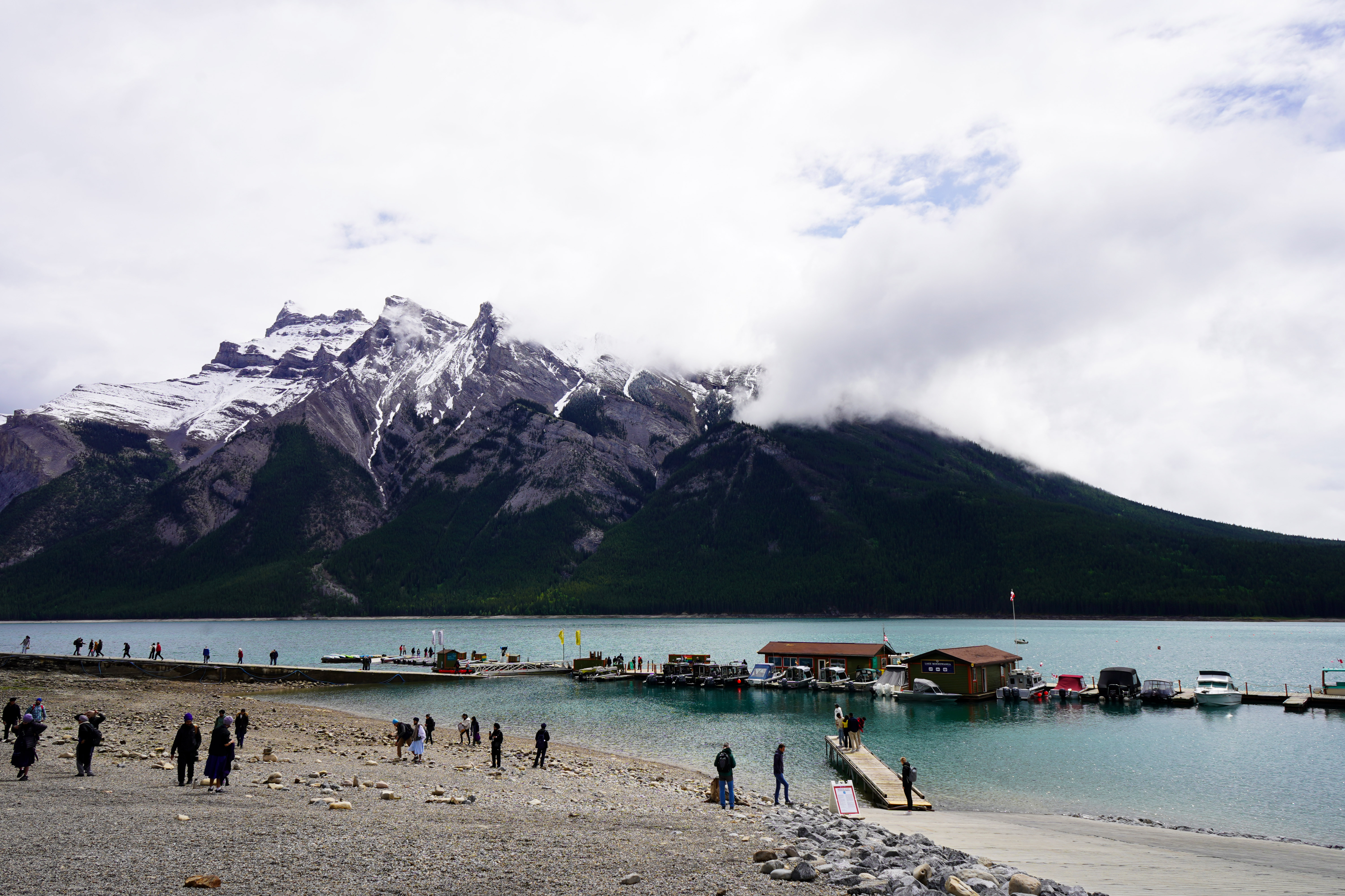 Besucher genießen die Idylle beim Lake Minnewanka