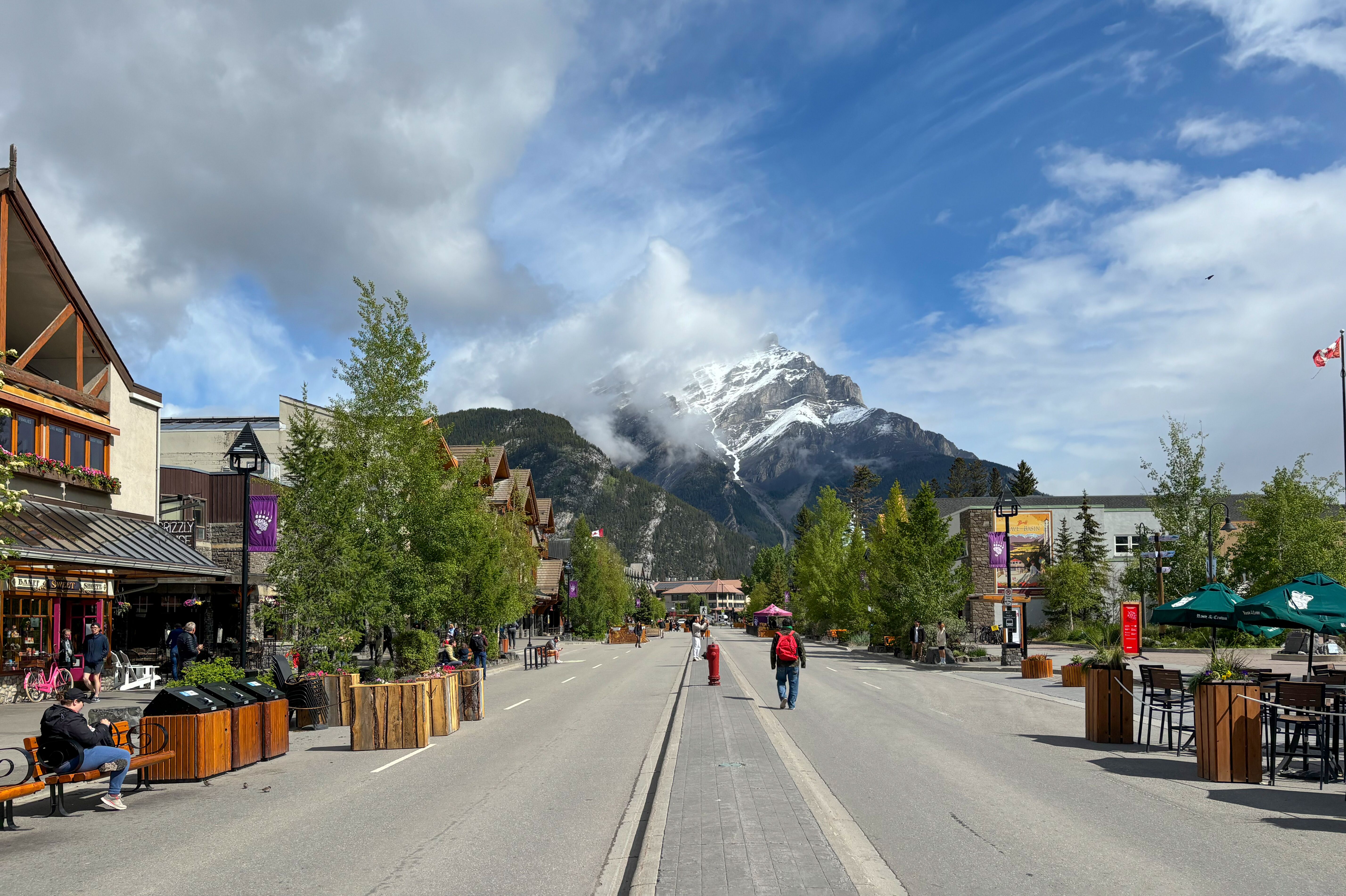 Flanieren in der Banff Downtown mit Blick auf schneebedeckte Berggipfel