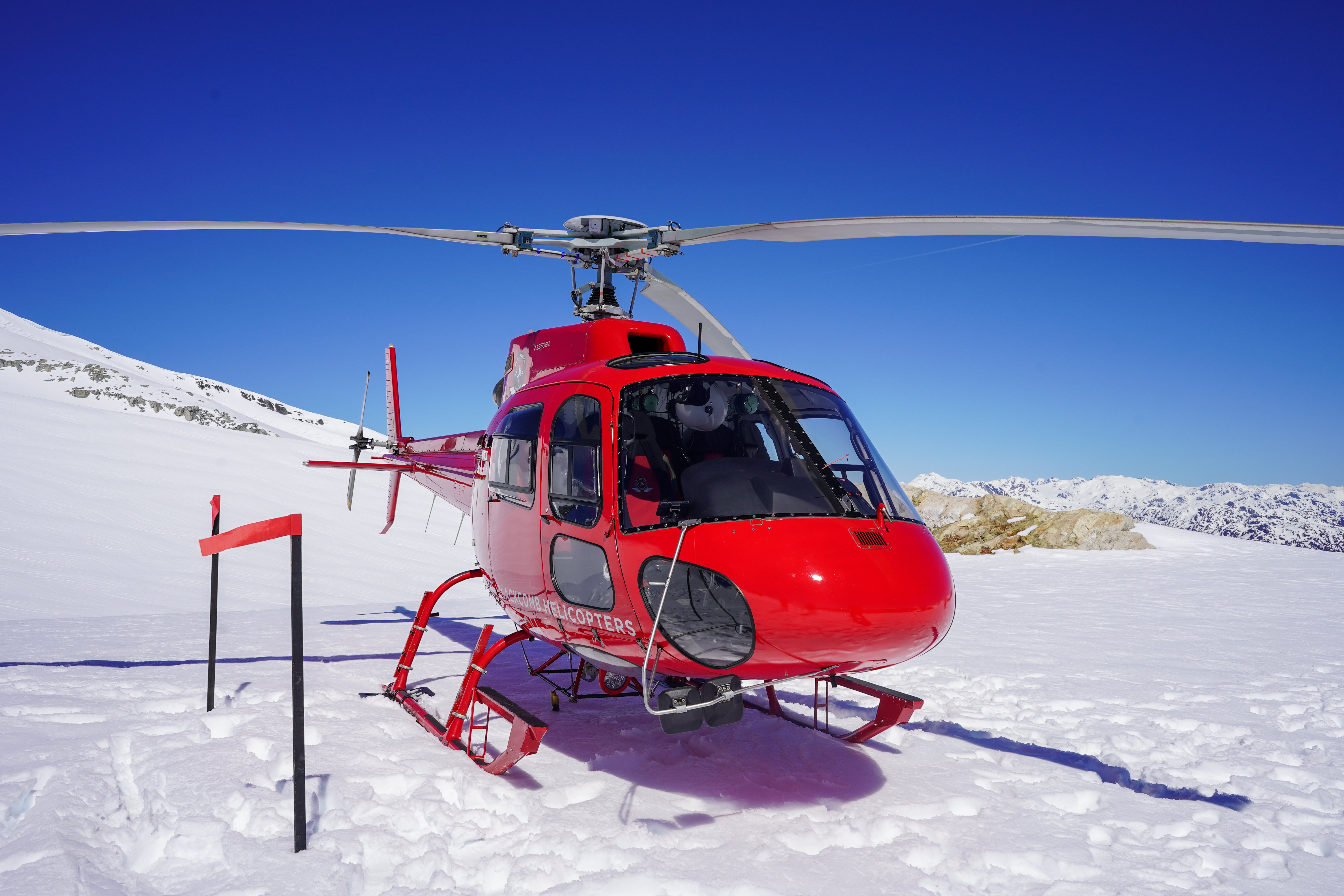 Ein Blackcomb Helicopters Hubschrauber bei der Gletscherlandung