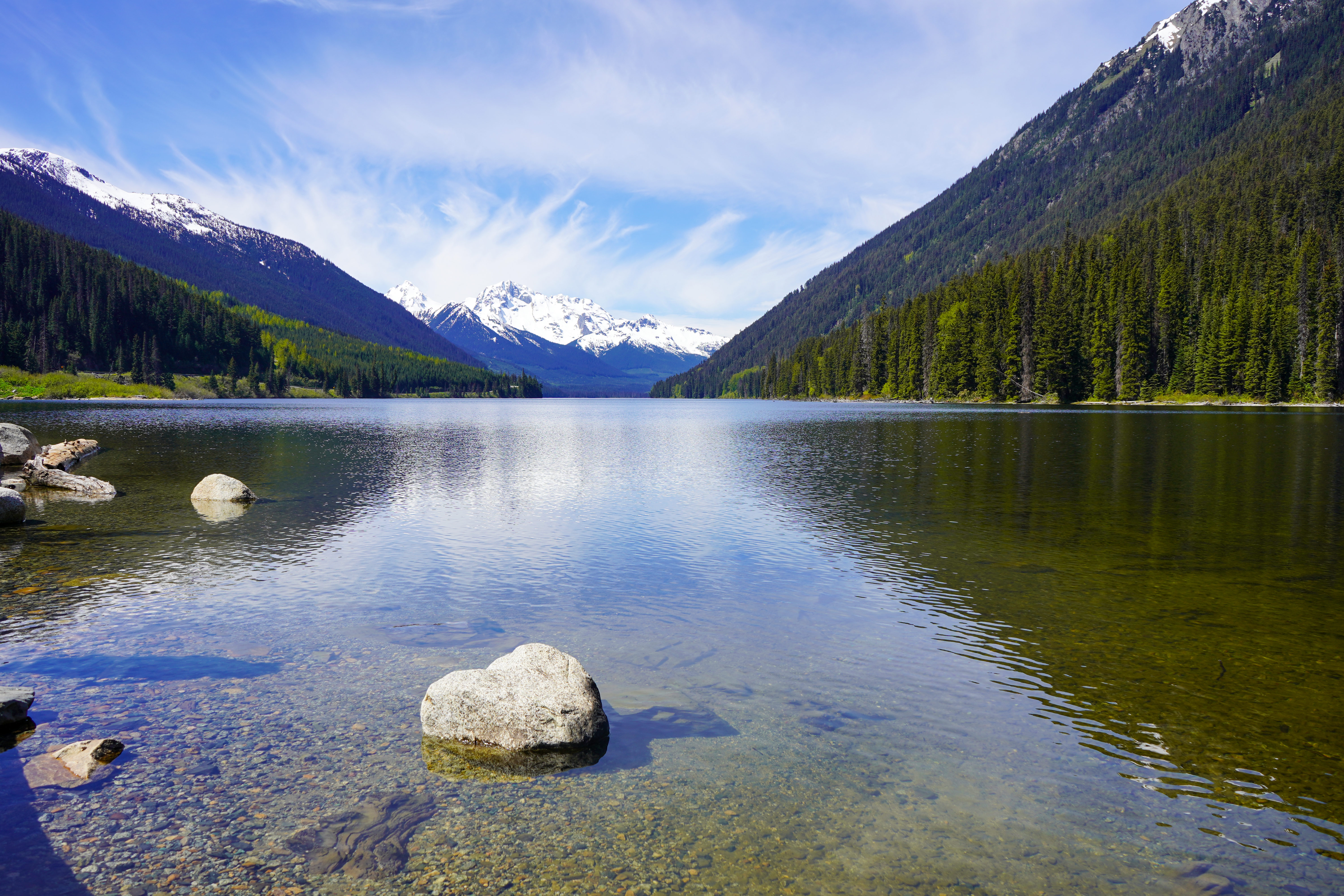 Der Duffey Lake umgeben von Bergen