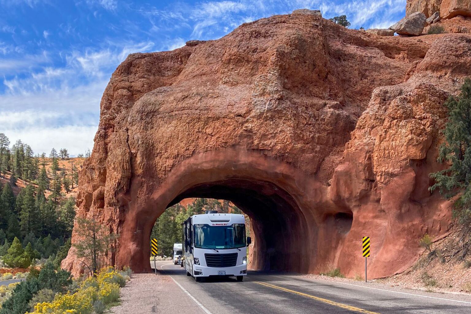 Wohnmobil fährt durch den Bryce Canyon Nationalpark