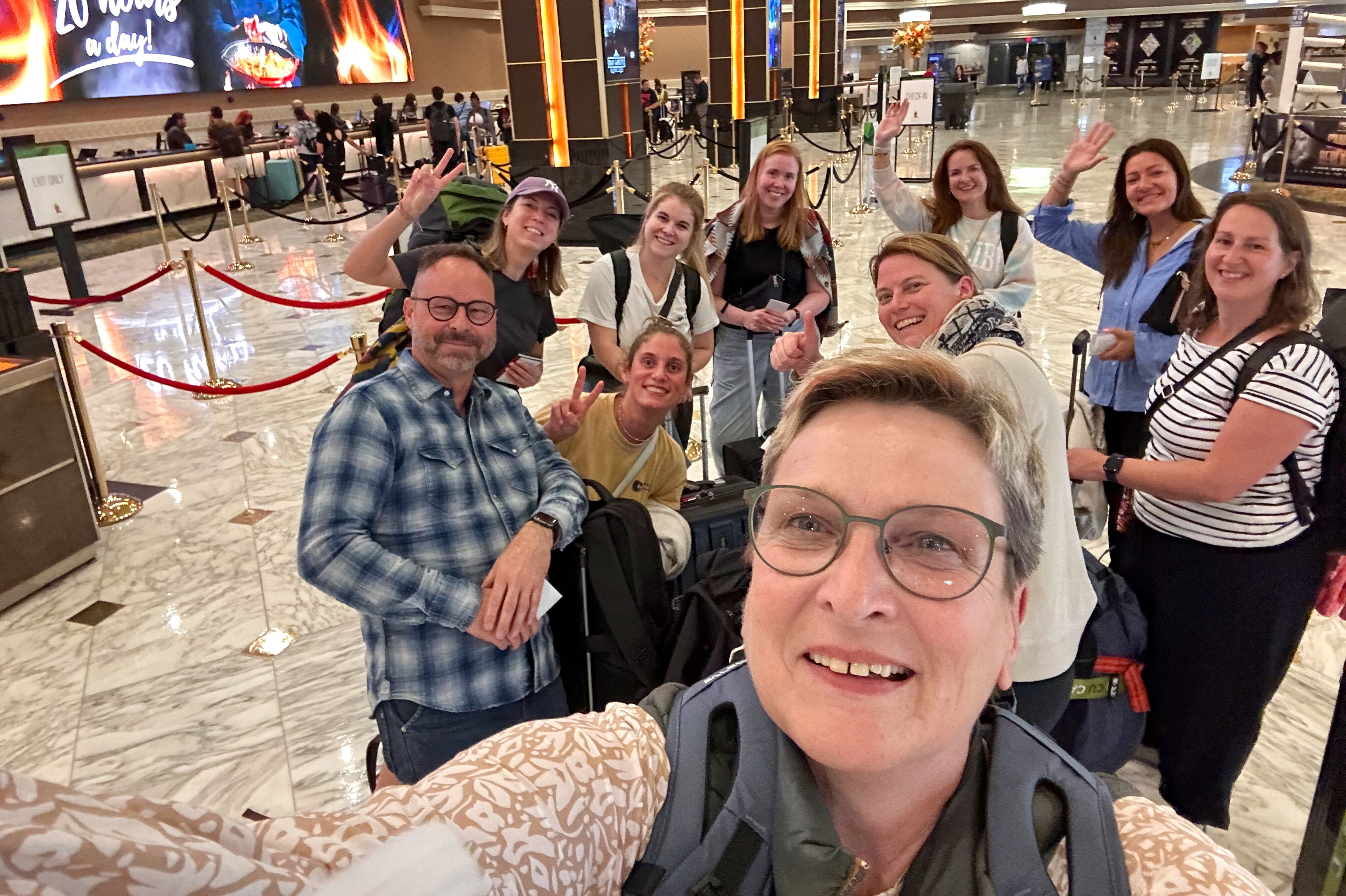 Gruppenbild nach Ankunft im MGM Flughafen