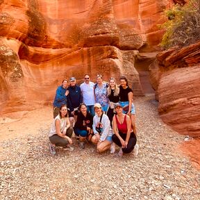 Gruppenfoto am schönen Peekaboo Slot Canyon in Utah