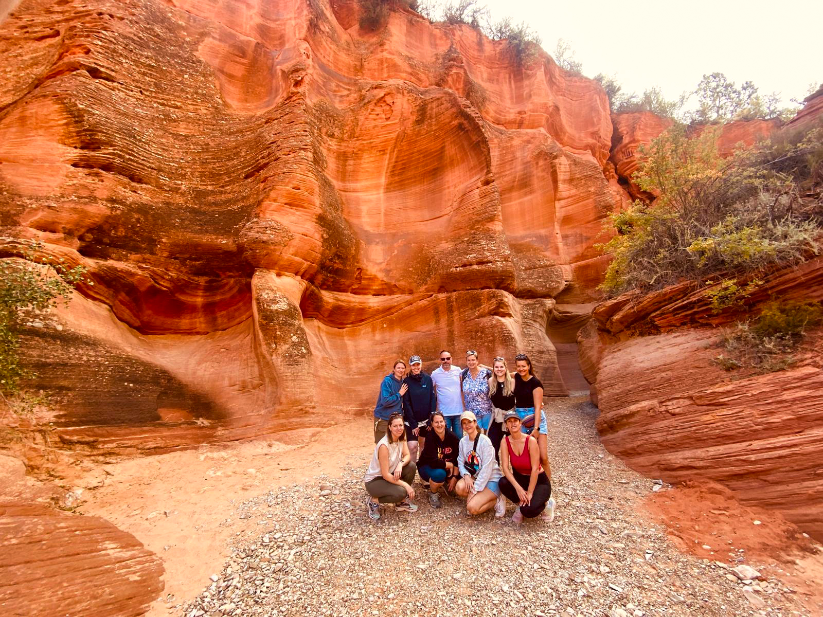 Gruppenfoto am schönen Peekaboo Slot Canyon in Utah