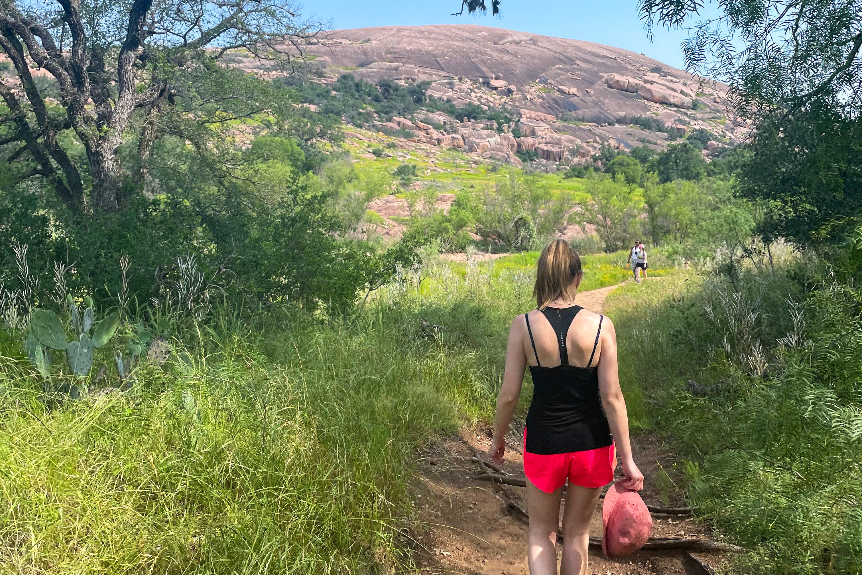 Wandern entlang des Loop Trail im Enchanted Rock State Natural Area