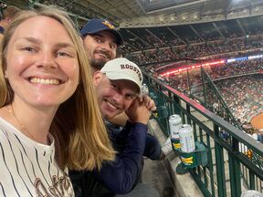 Lena bei einem Baseball-Spiel der Astros in Houston