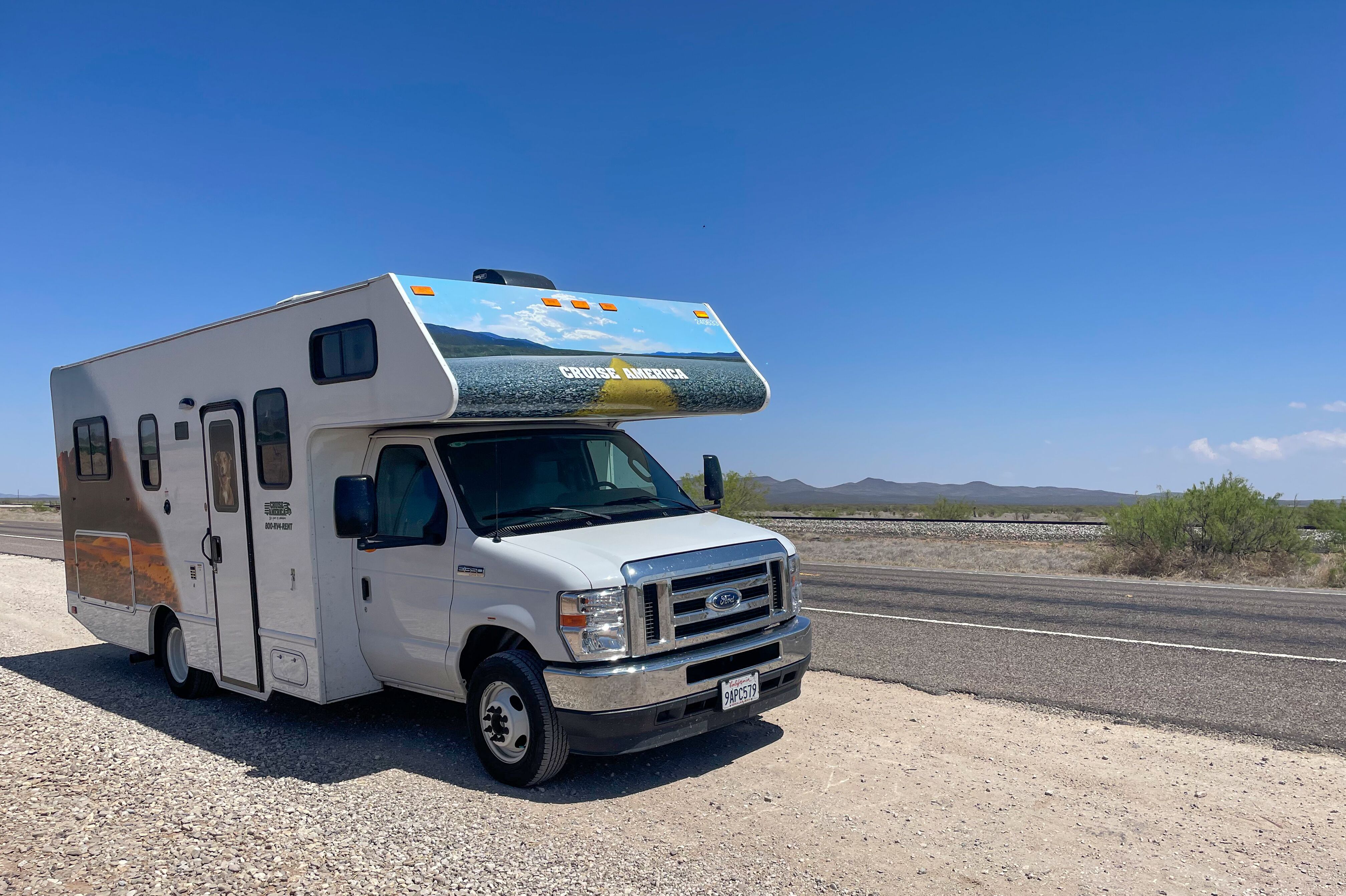 Blick auf den Camper C25 von Cruise America