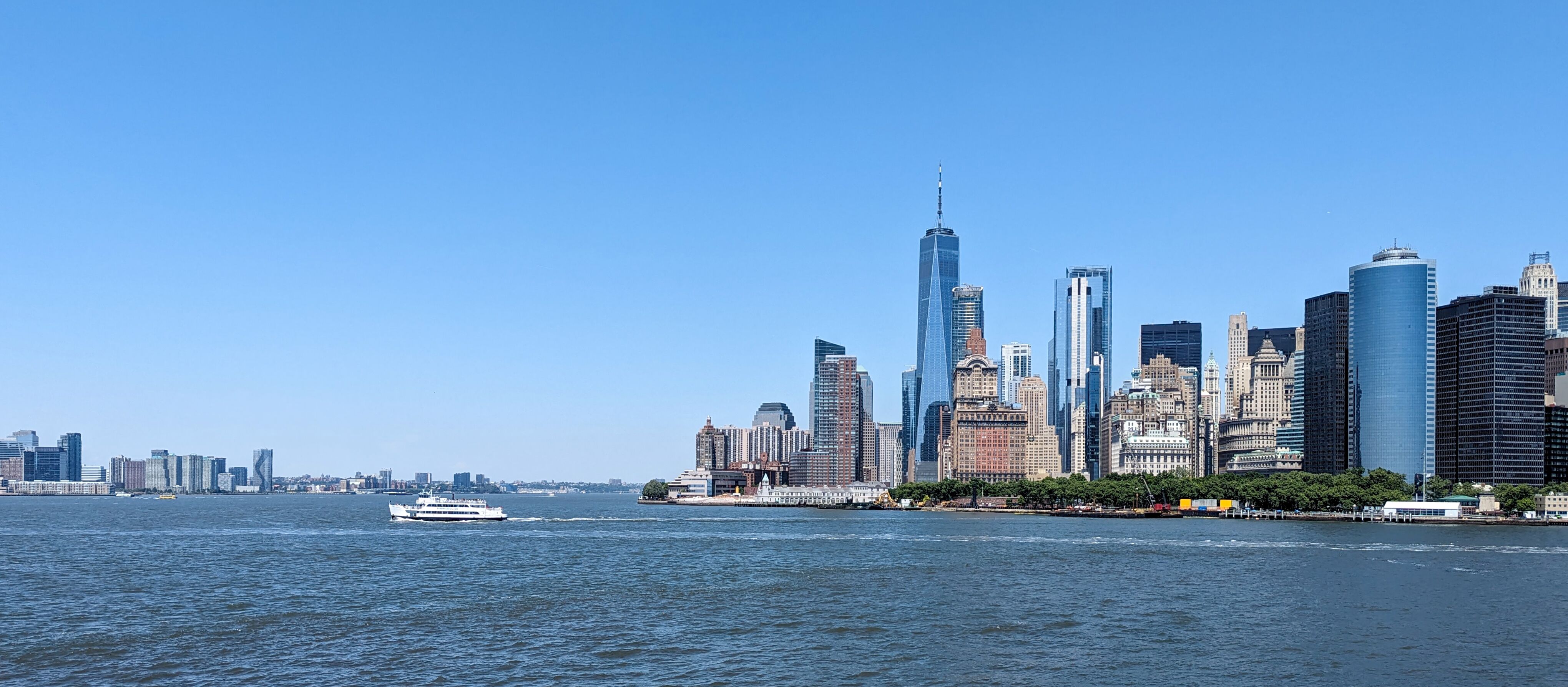 Blick auf Manhattan von der Fähre