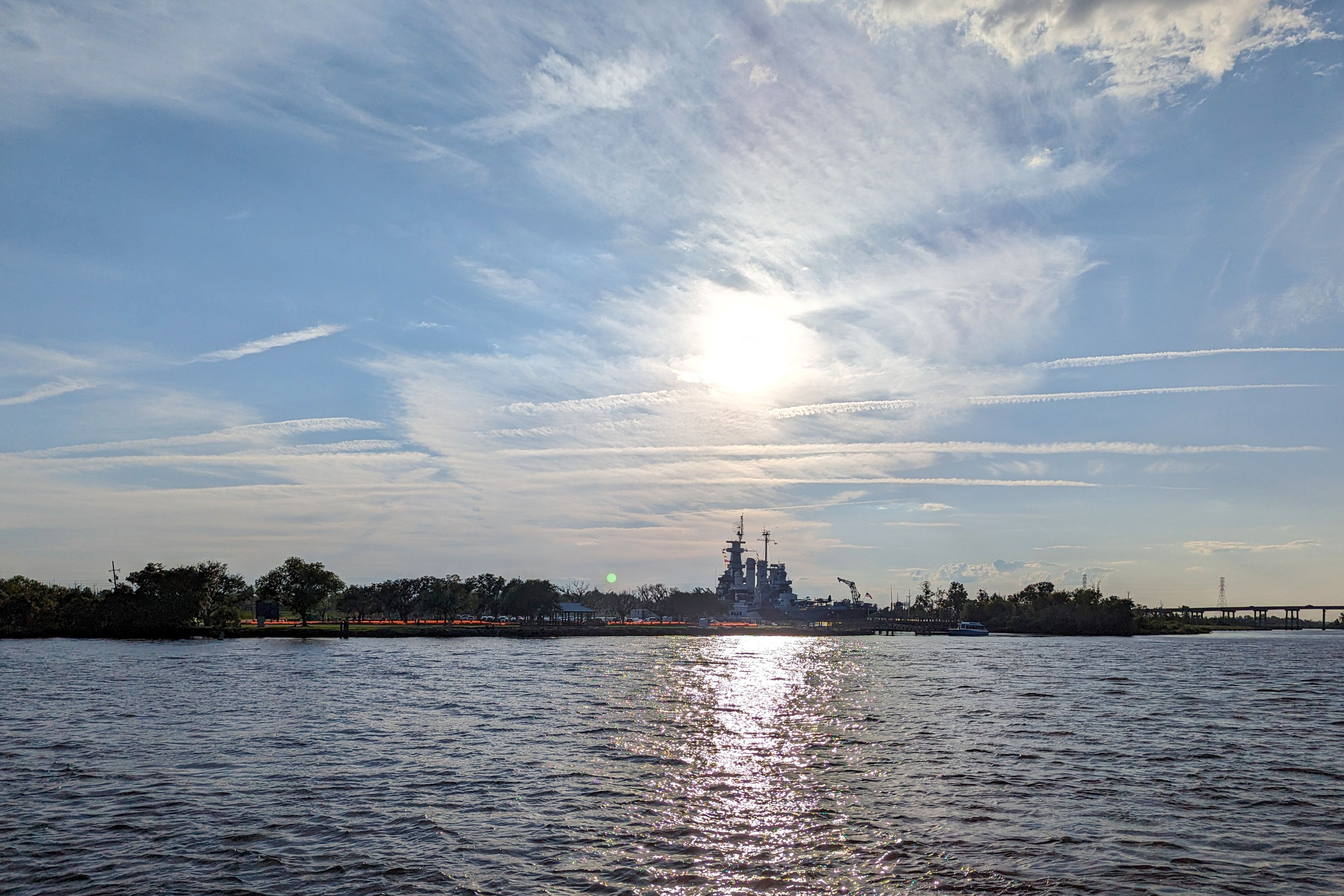 Abendstimmung über dem Schlachtschiff USS North Carolina