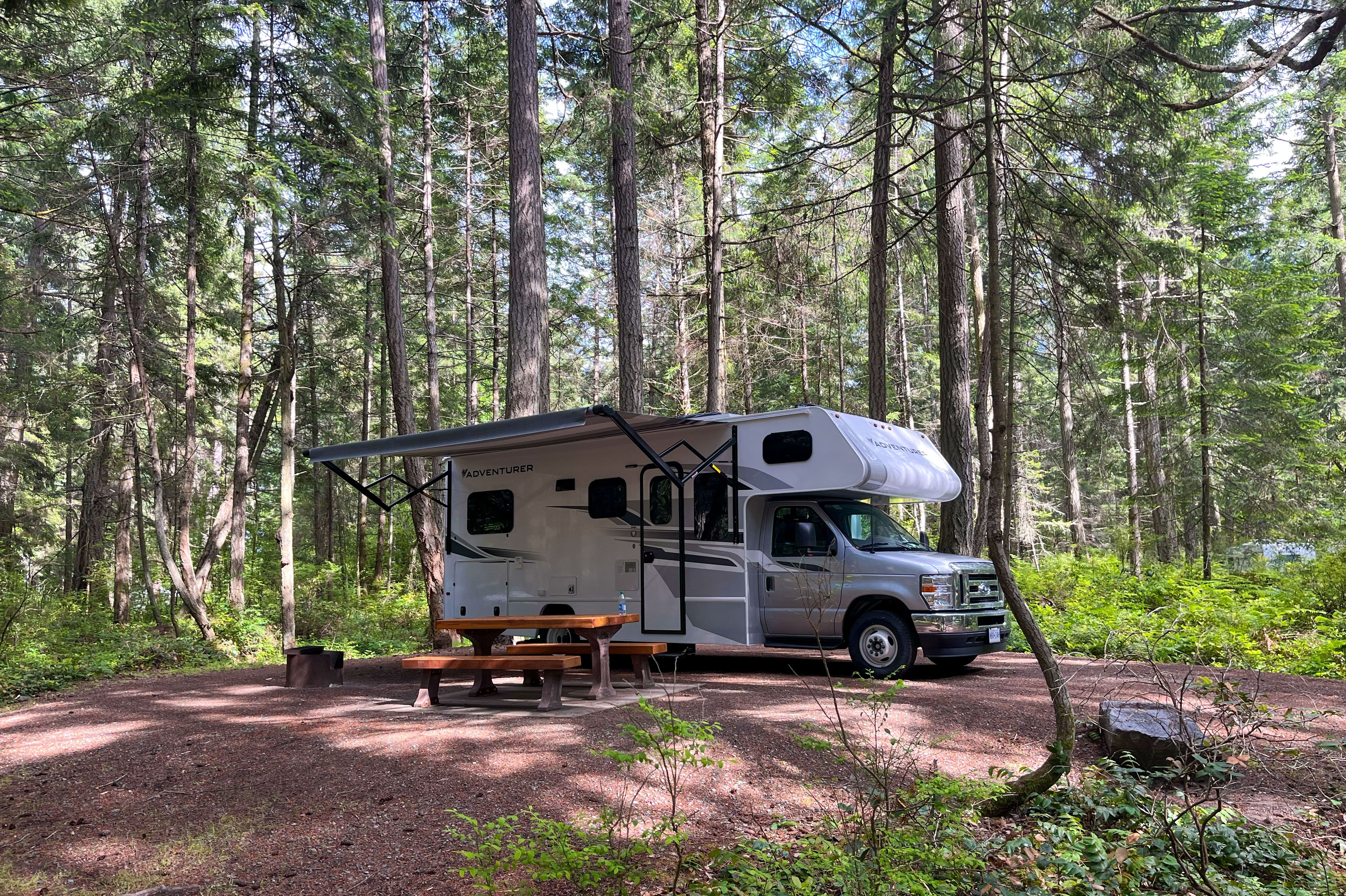 Camper steht im Rathtrevor Beach Provincial Park