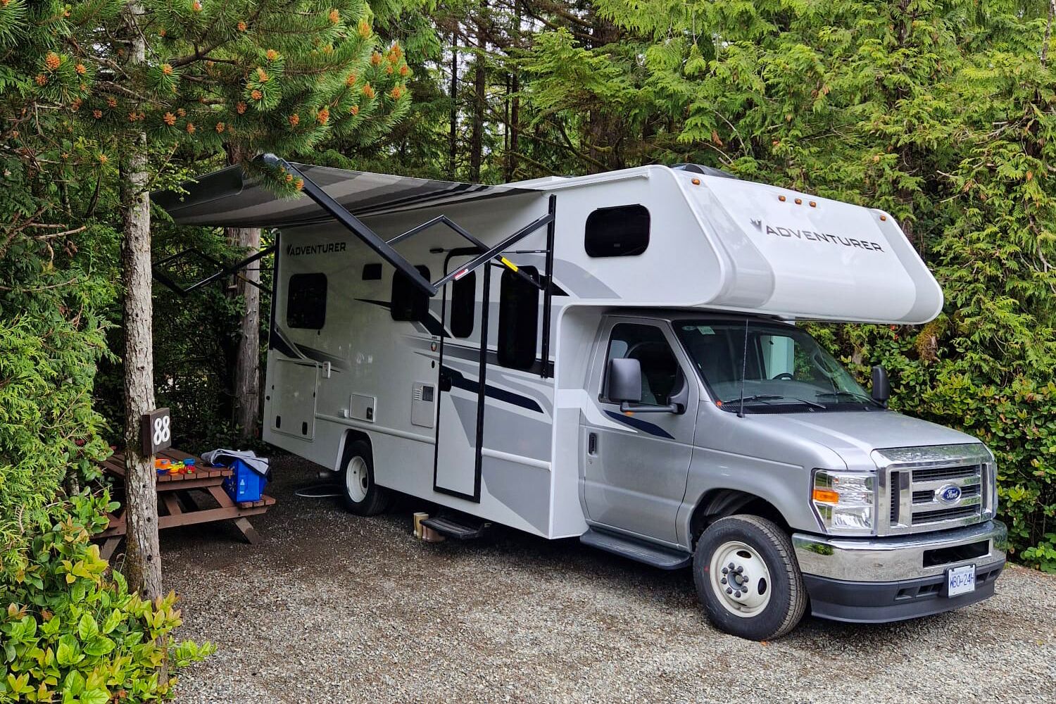 Der Camper auf dem Crystal Cove Campground