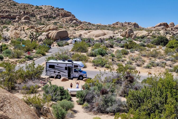 Familie campt auf dem Jumbo Rocks Campground