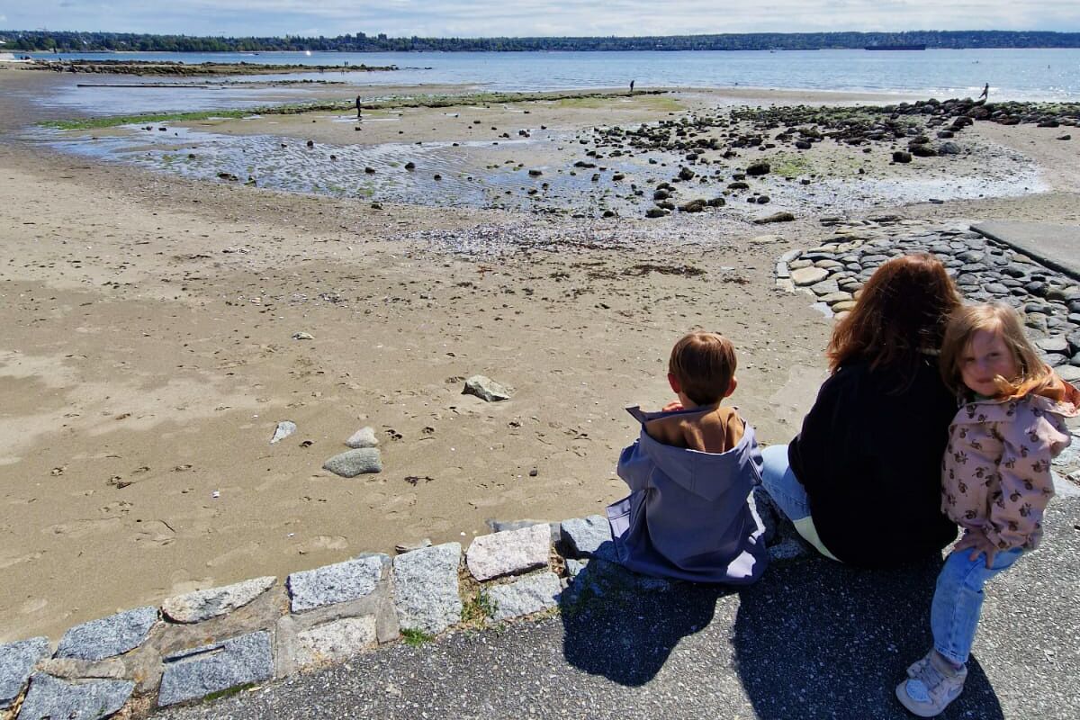 Sabrina und ihre Kinder bei der Seawall