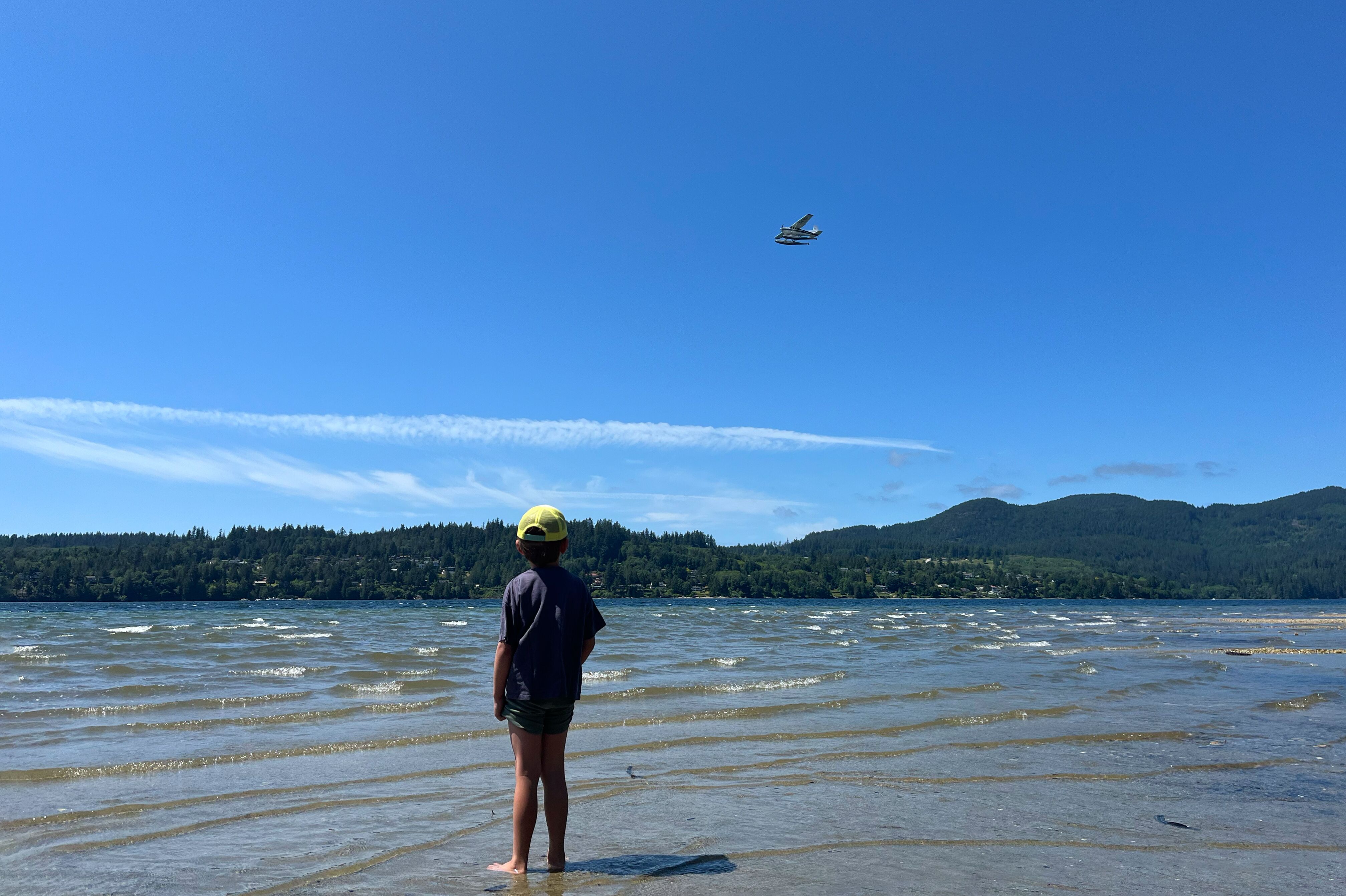 Ein Junge beobachtet ein Wasserflugzeug