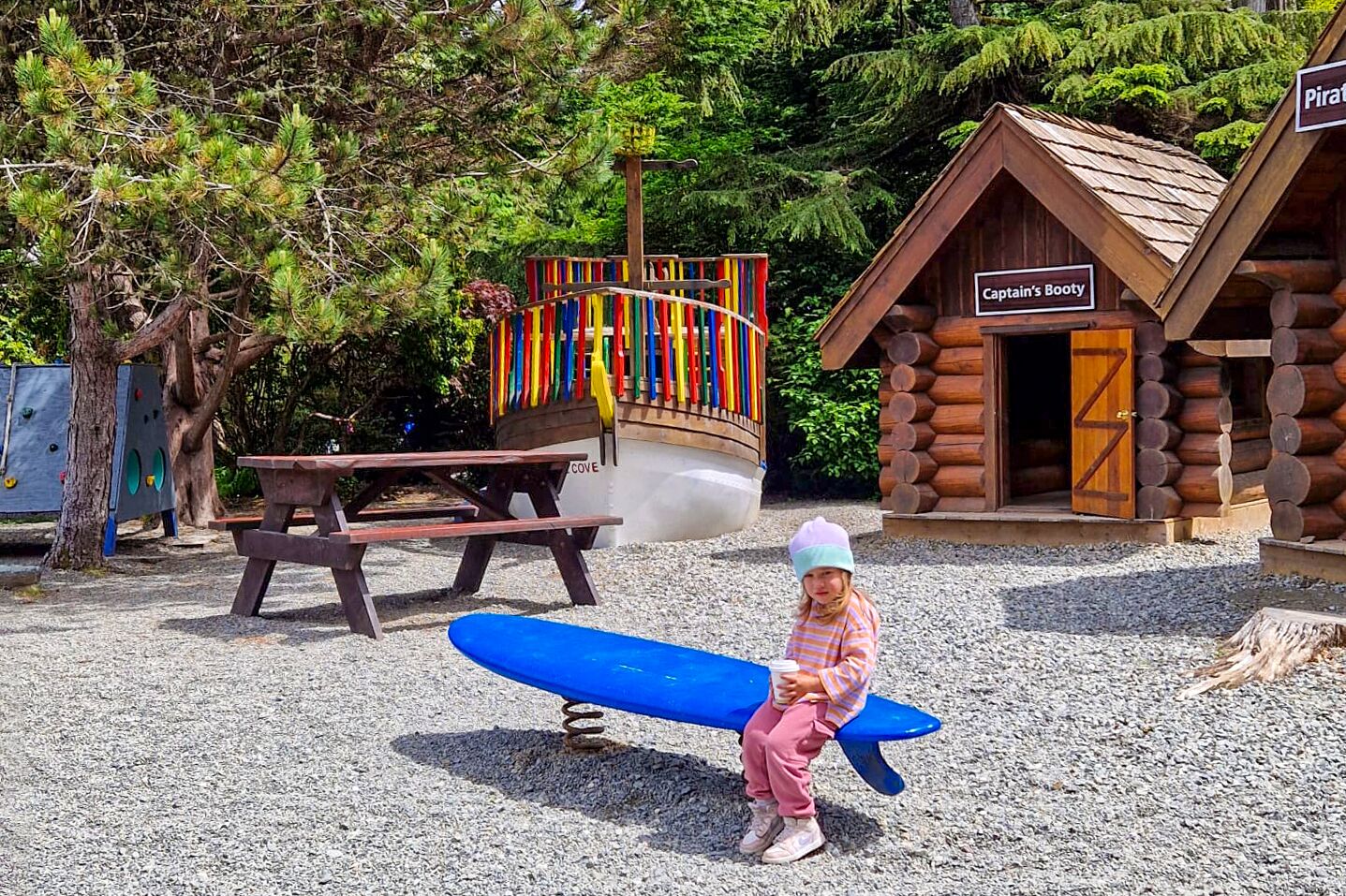 Mädchen auf einem Spielplatz in Tofino