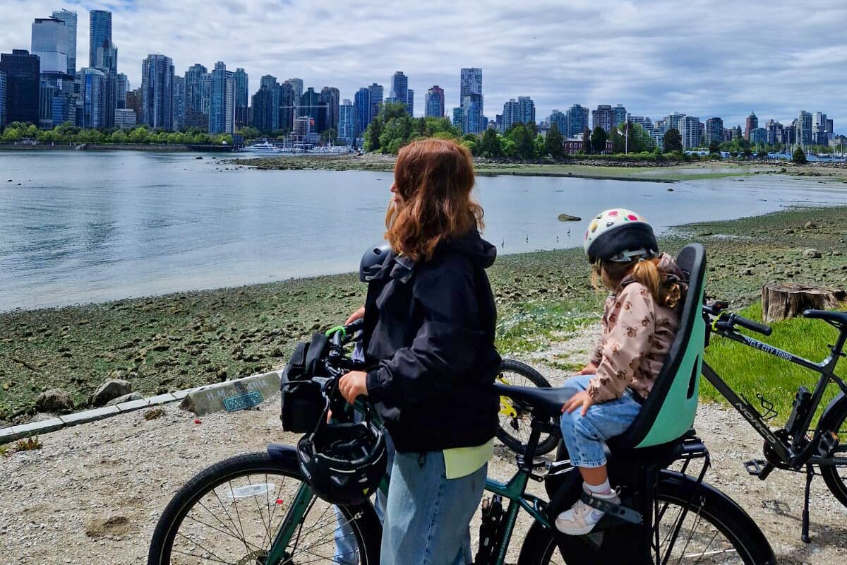 Sabrina und ihre Tochter vor Vancouvers Skyline