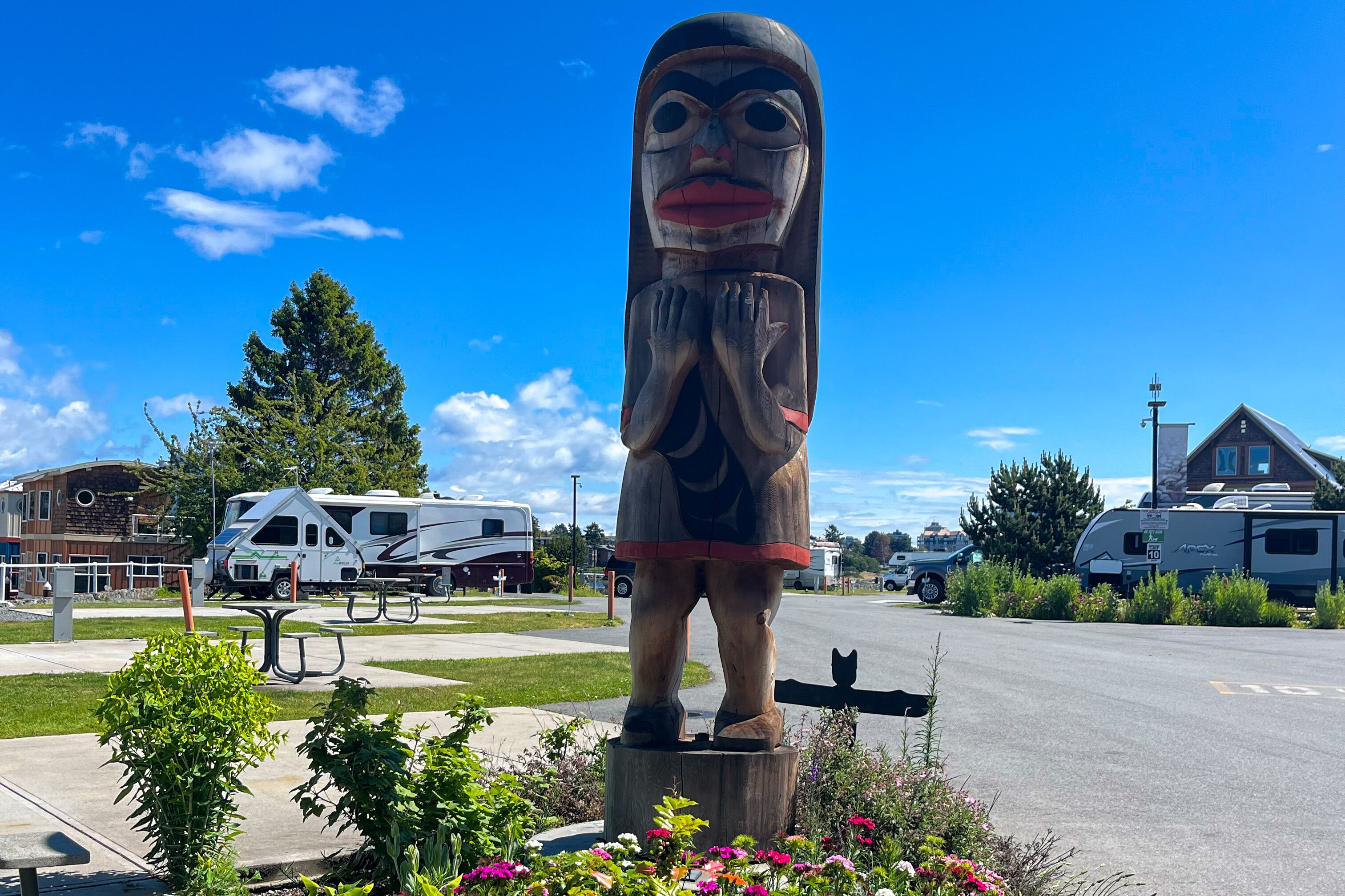 Holzskulptur beim Campground Salish Seaside RV Resort and Marina