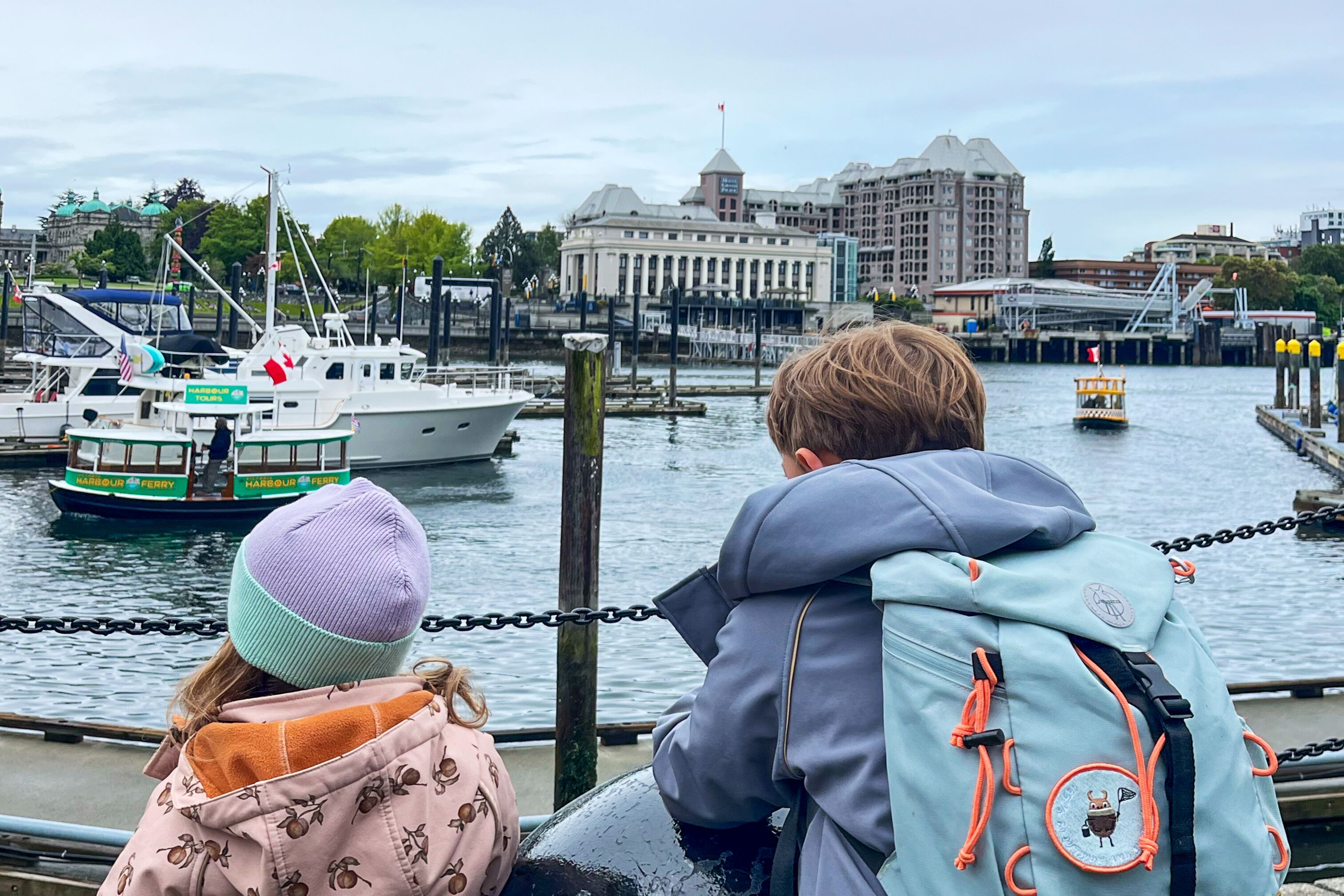 Zwei Kinder entdecken den Inner Harbor in Victoria