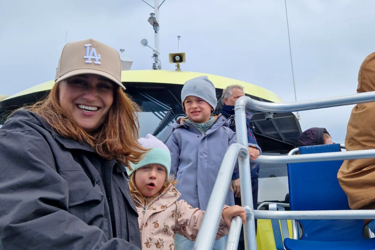 Familie auf dem Boot zur Walbeobachtung