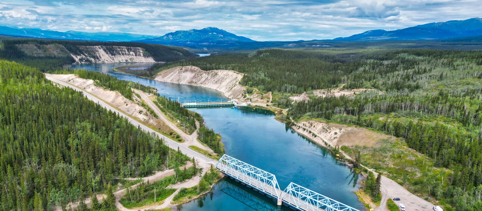 Drohnenaufnahme einer Brücke auf dem Alaska Highway