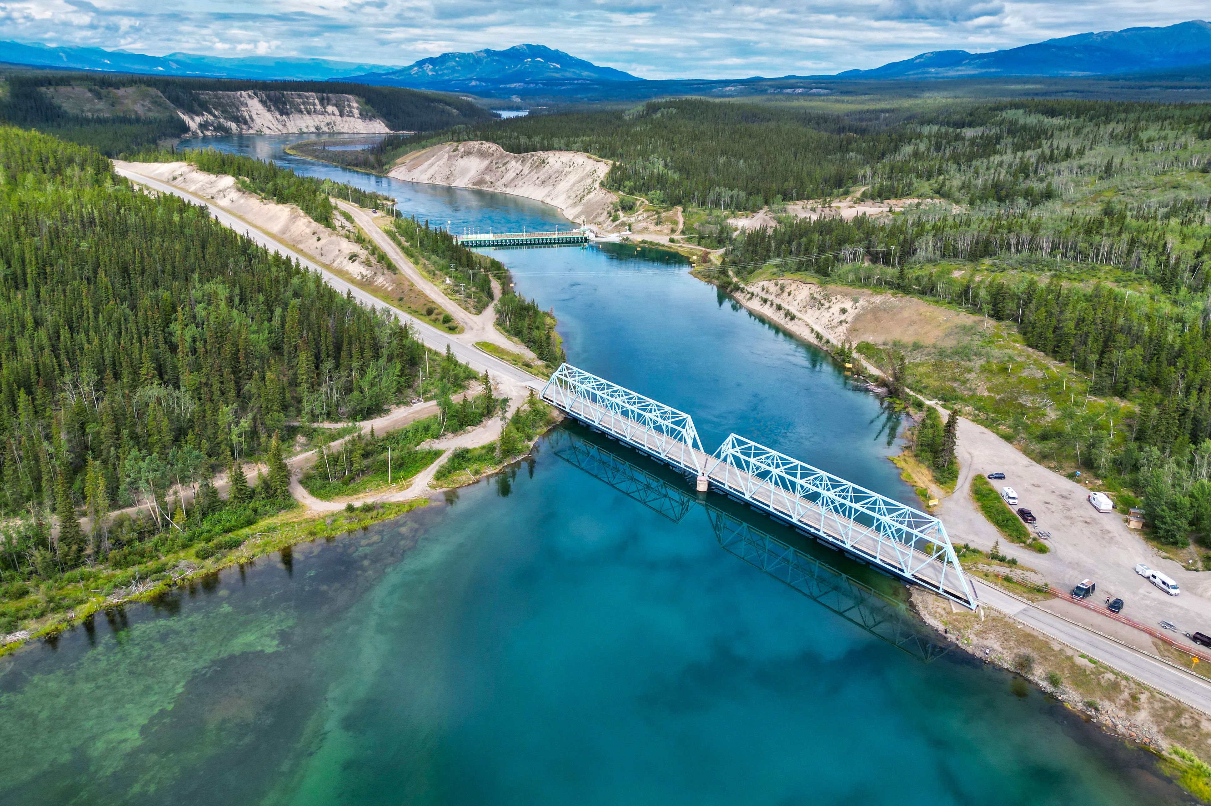 Drohnenaufnahme einer Brücke auf dem Alaska Highway