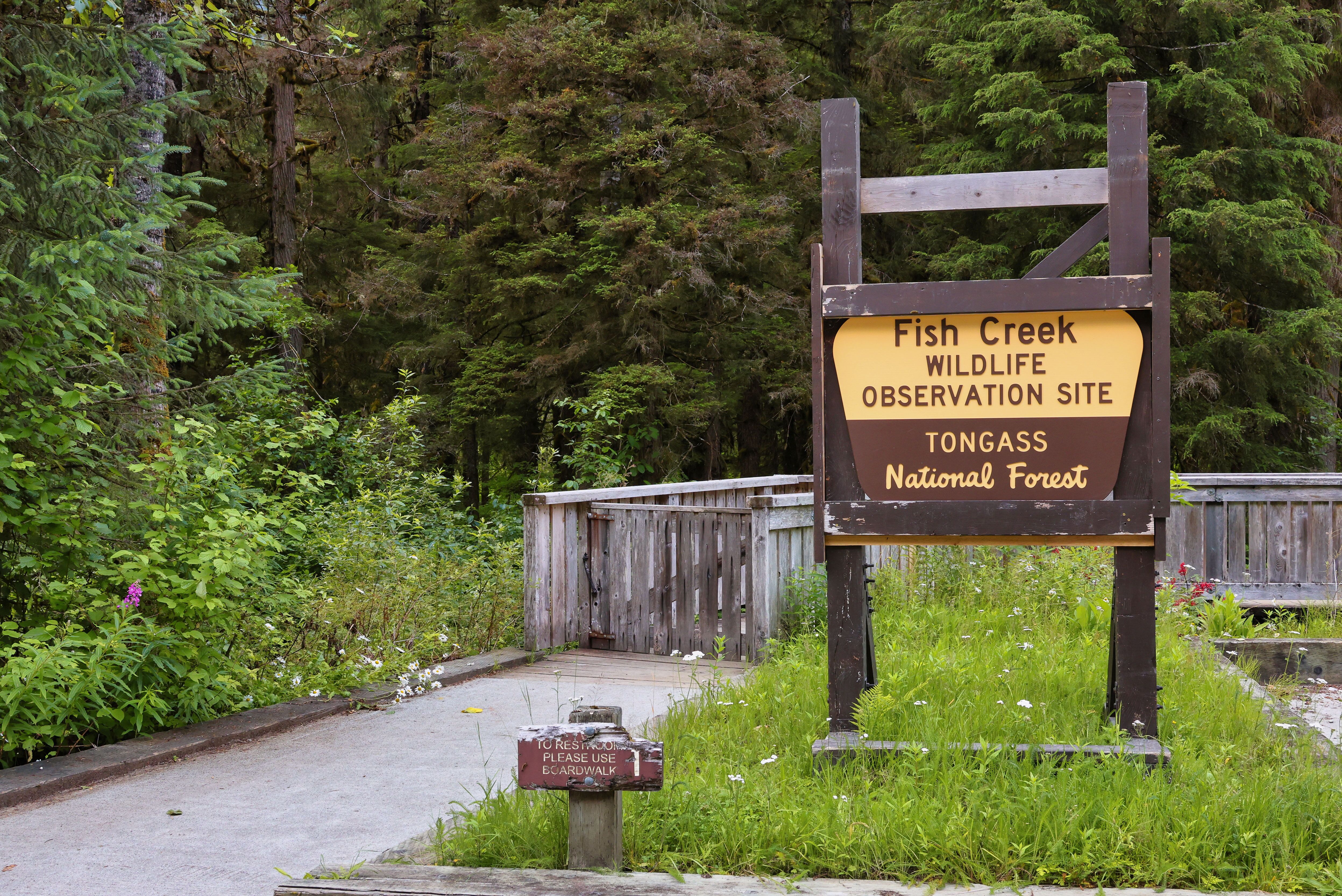 Eingangsschild zum Fish Creek Wildlife Observation Site in Hyder in Alaska