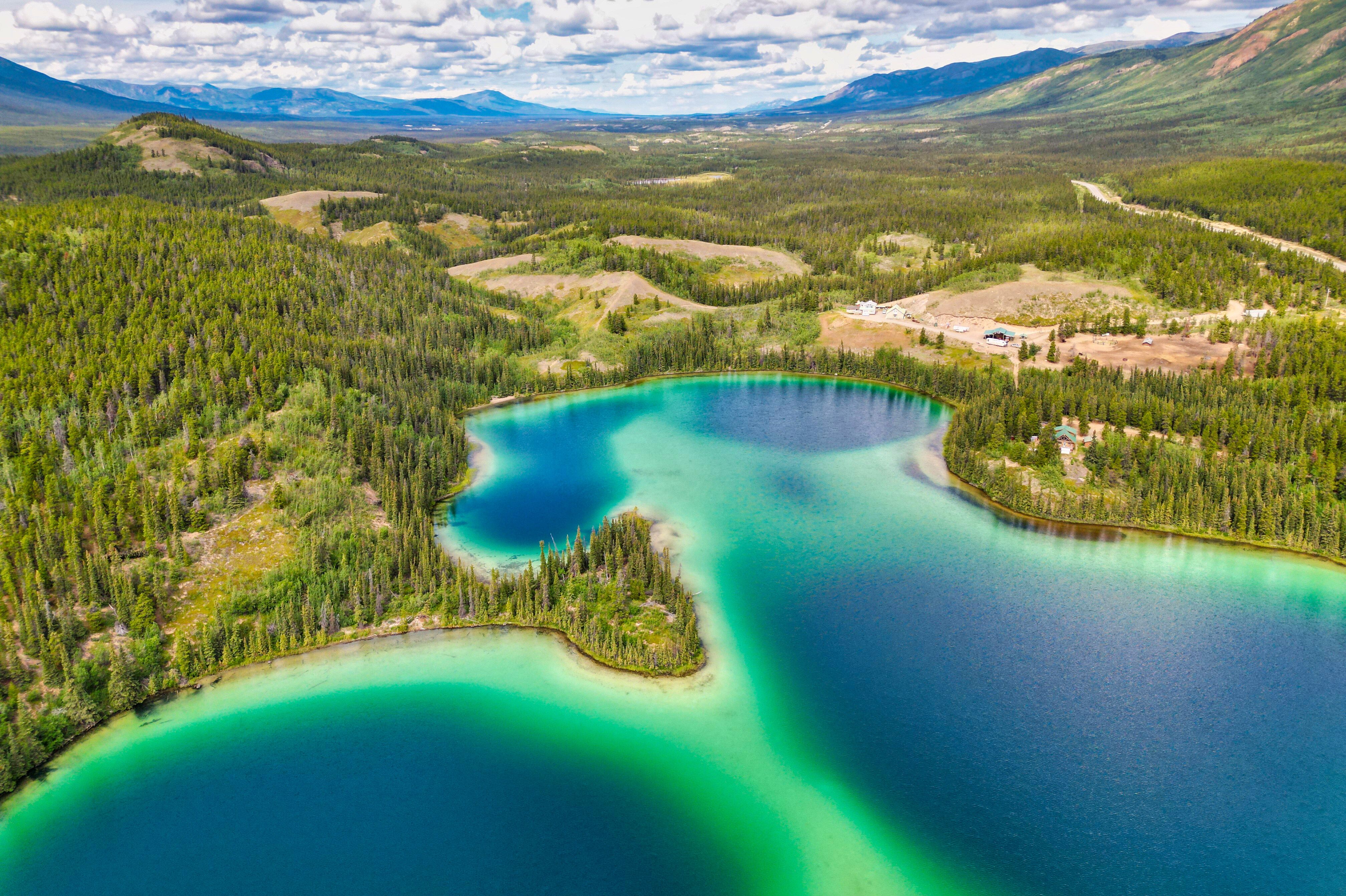 Blick auf den wunderschönen Emerald Lake im Yukon