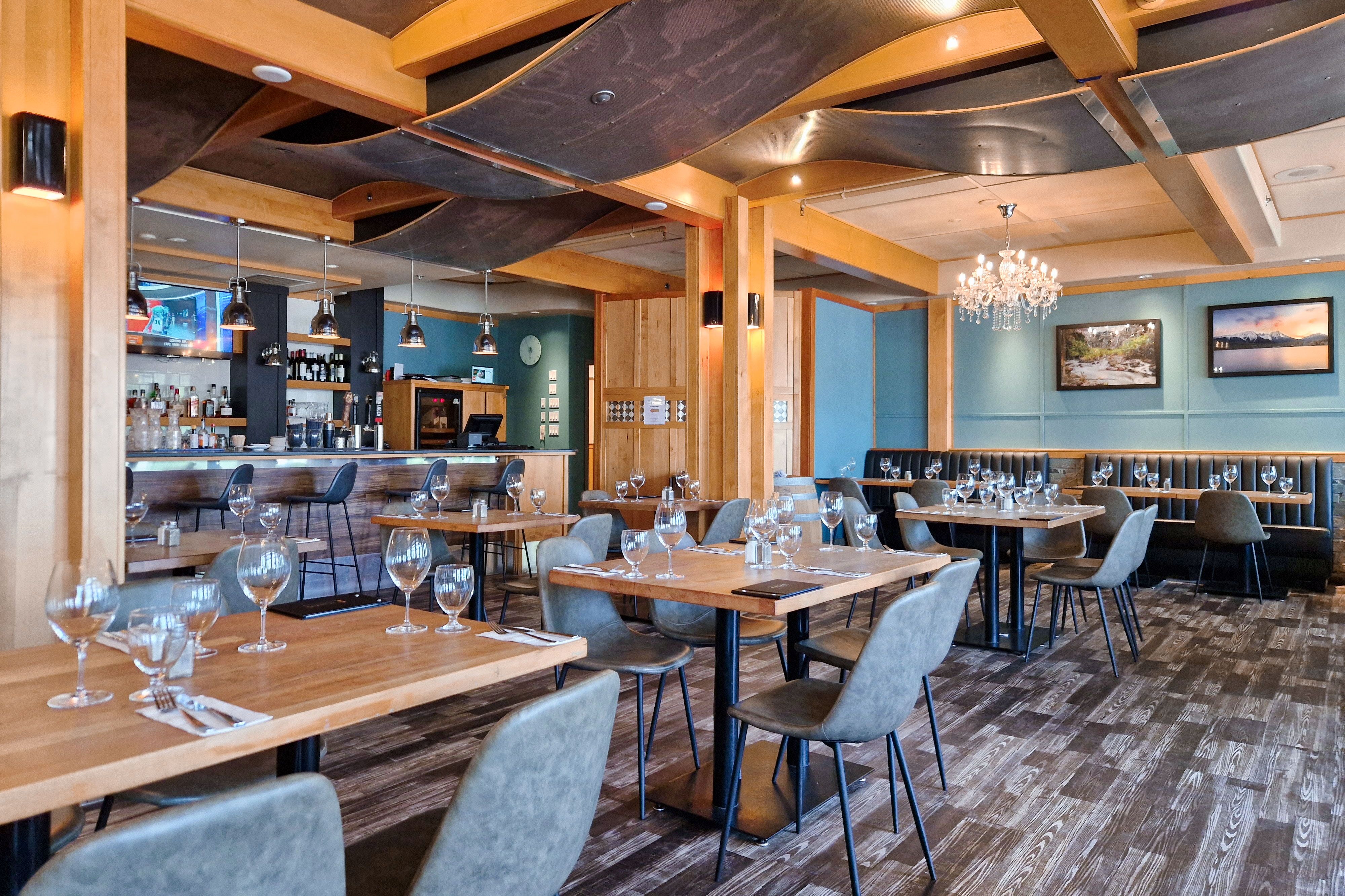 Noir Kitchen and Bar im Prestige Hudson Bay Lodge and Conference Centre in Smithers