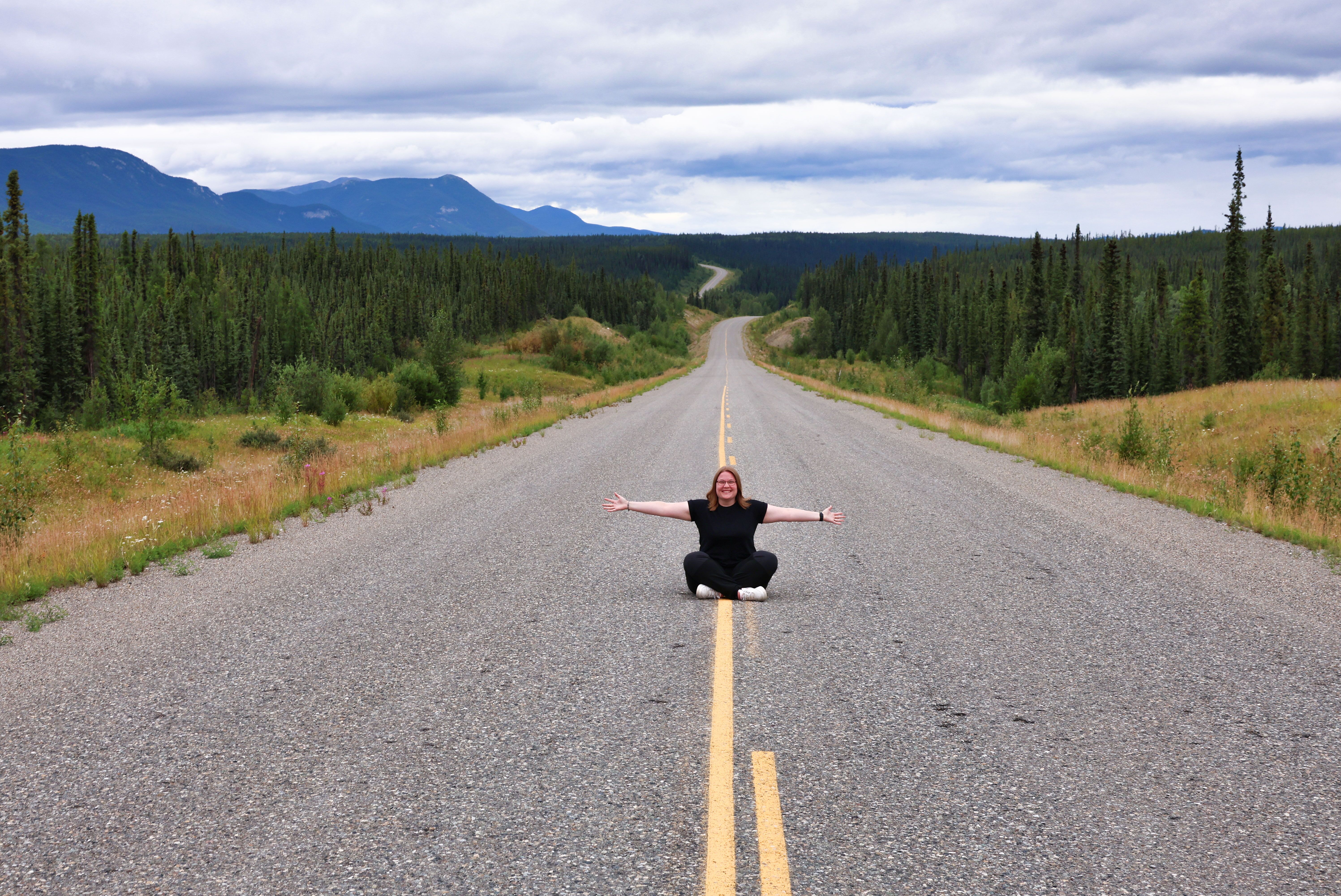 Sabrina auf dem Robert Campbell Highway in Yukon