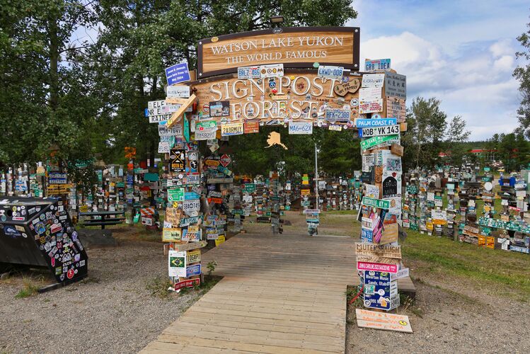 Eingang zum Sign Post Forest in Watson Lake in Yukon Eingang zum Sign Post Forest in Watson Lake in Yukon