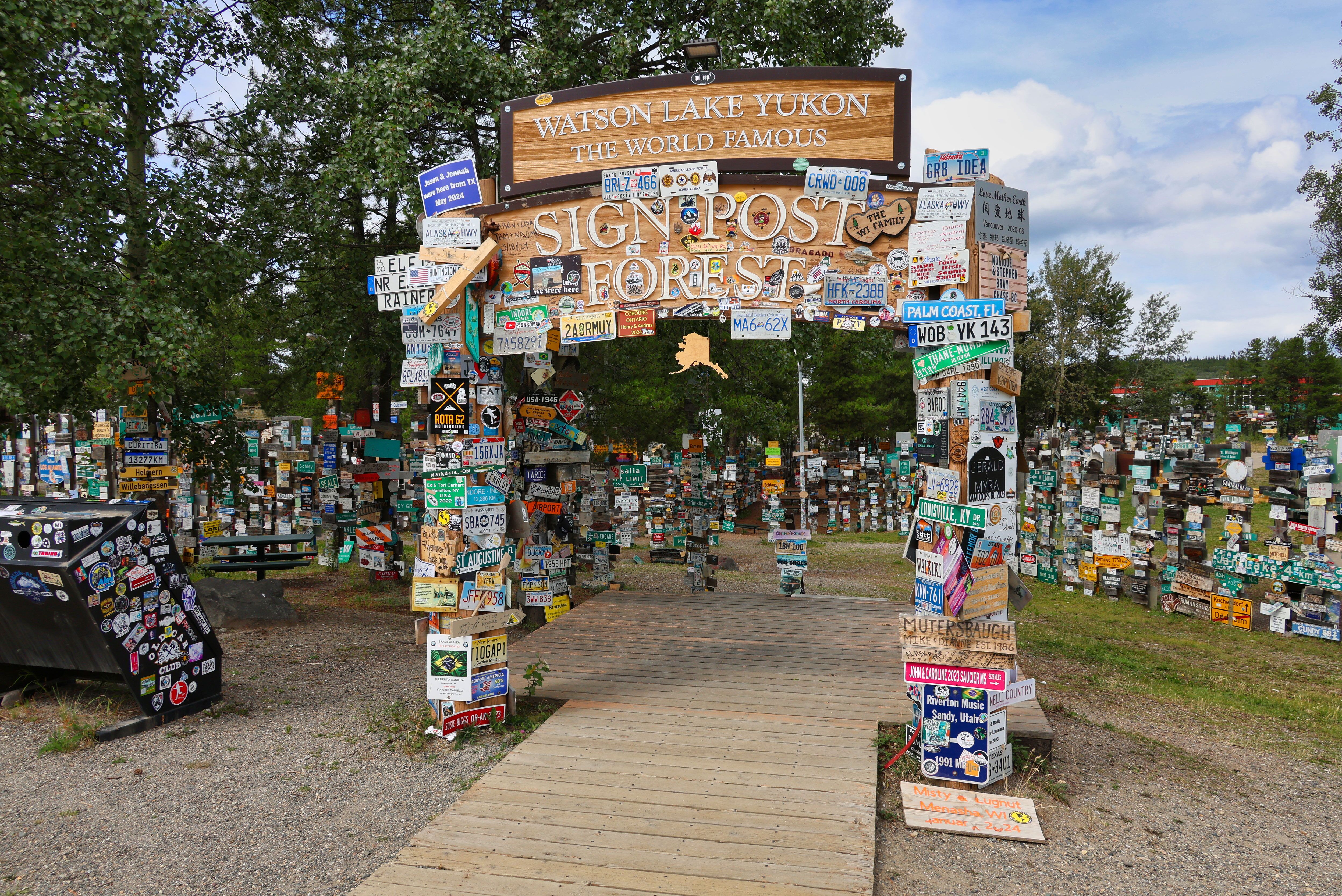 Eingang zum Sign Post Forest in Watson Lake in Yukon