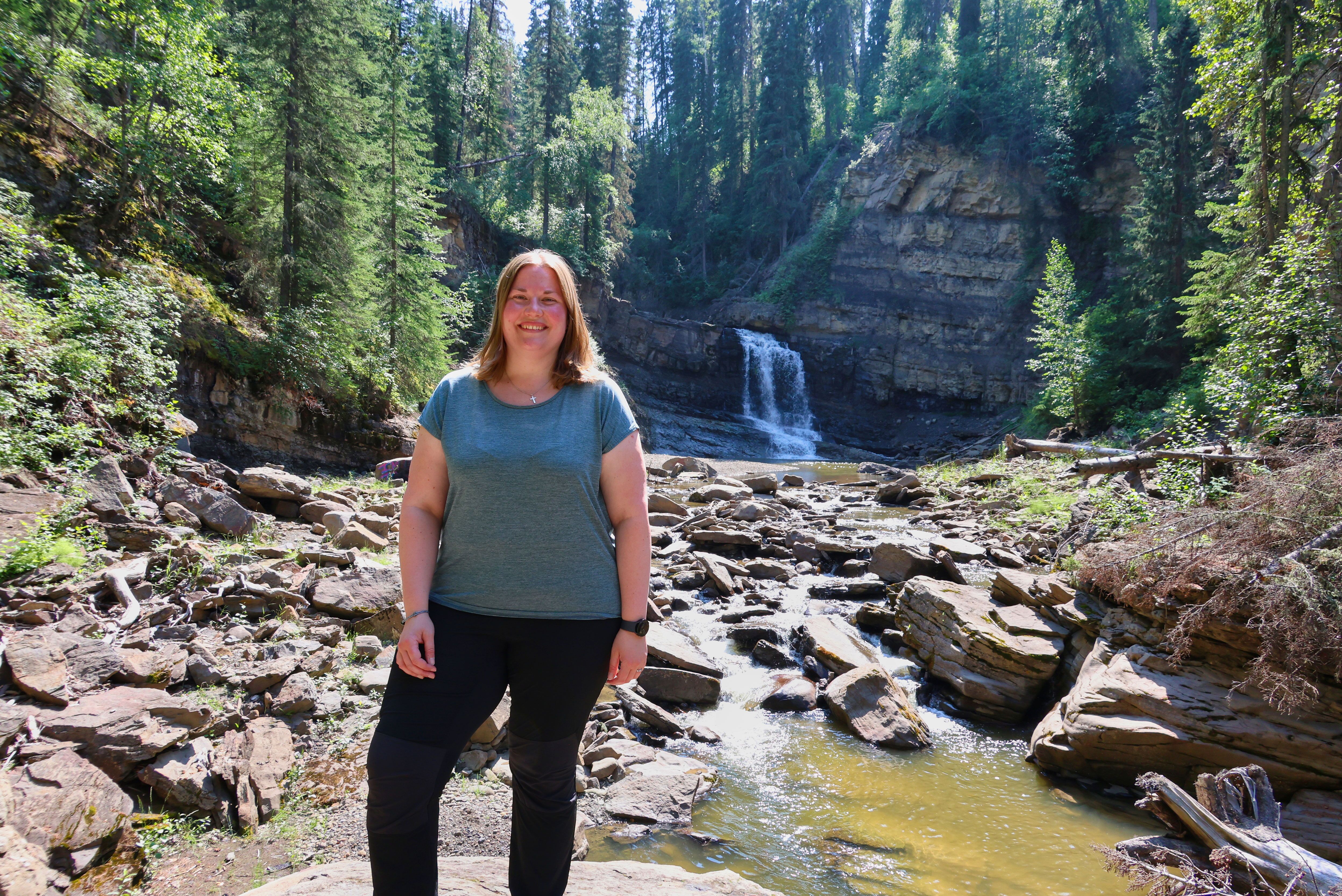 Sabrina im Tumbler Ridge Global Geopark an den Martin Falls in British Columbia