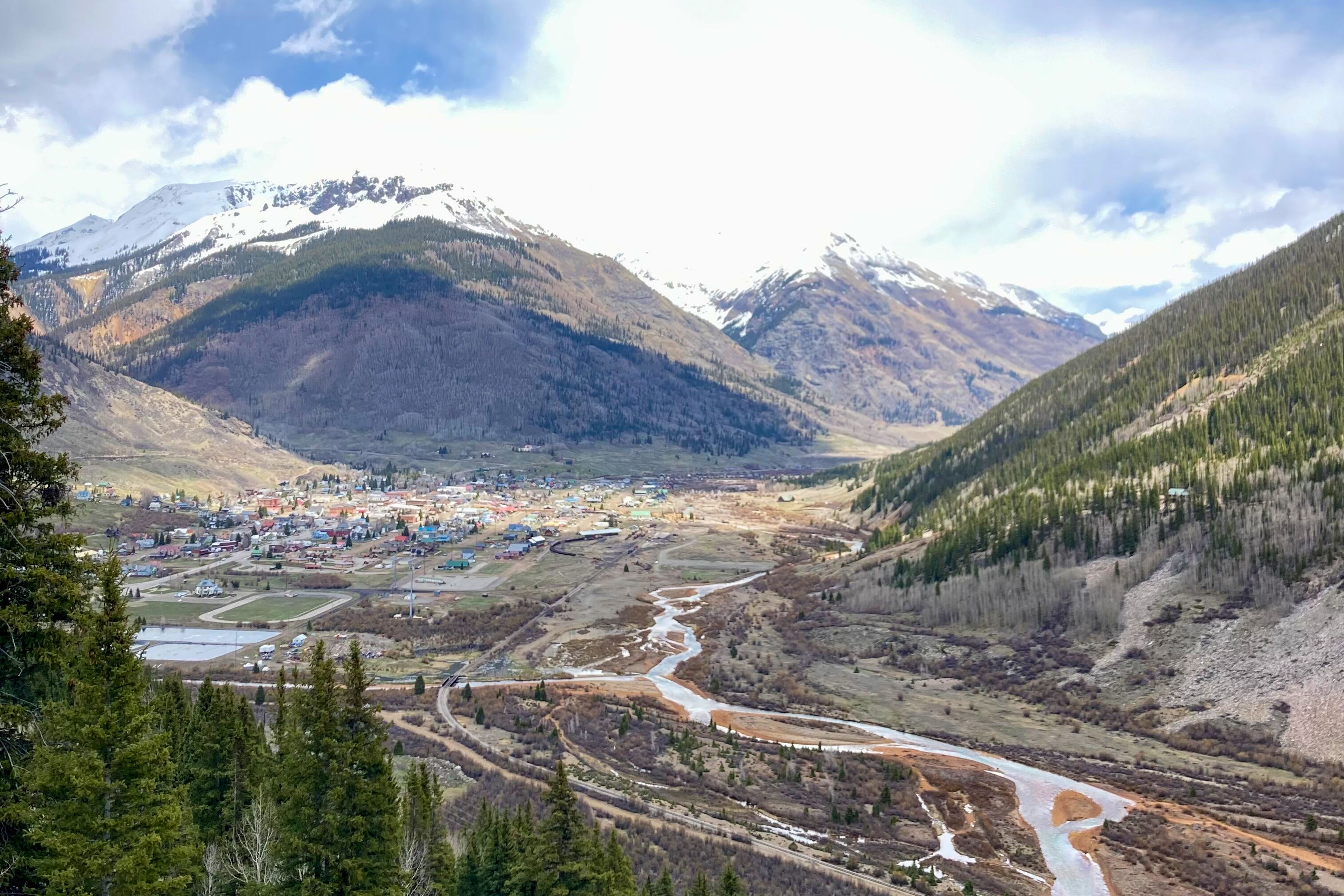 Blick auf Silverton im Tal des San-Juan-Gebirges