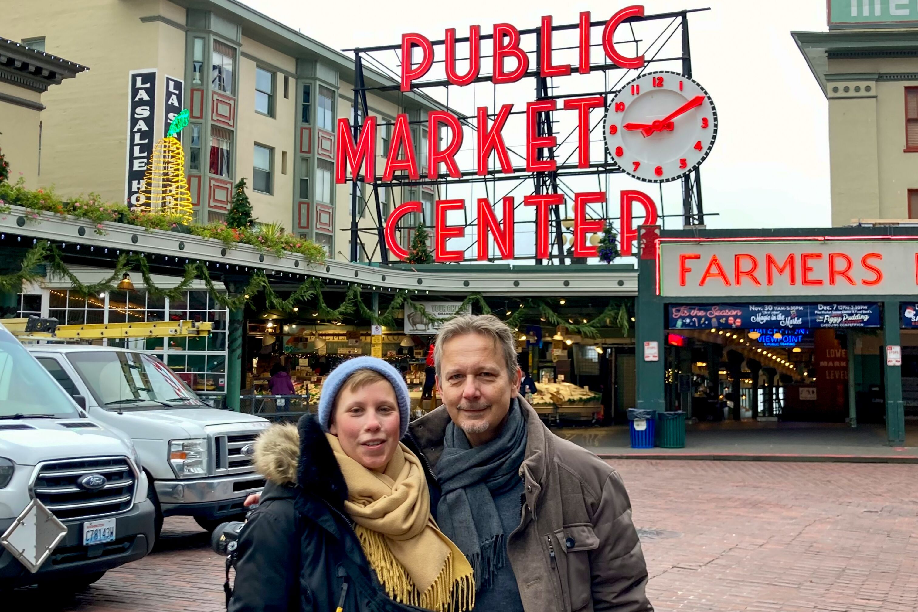 Tabea und Thomas vor dem Pike Place Market