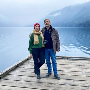 Tabea und ihr Vater Thomas vor dem Lake Crescent