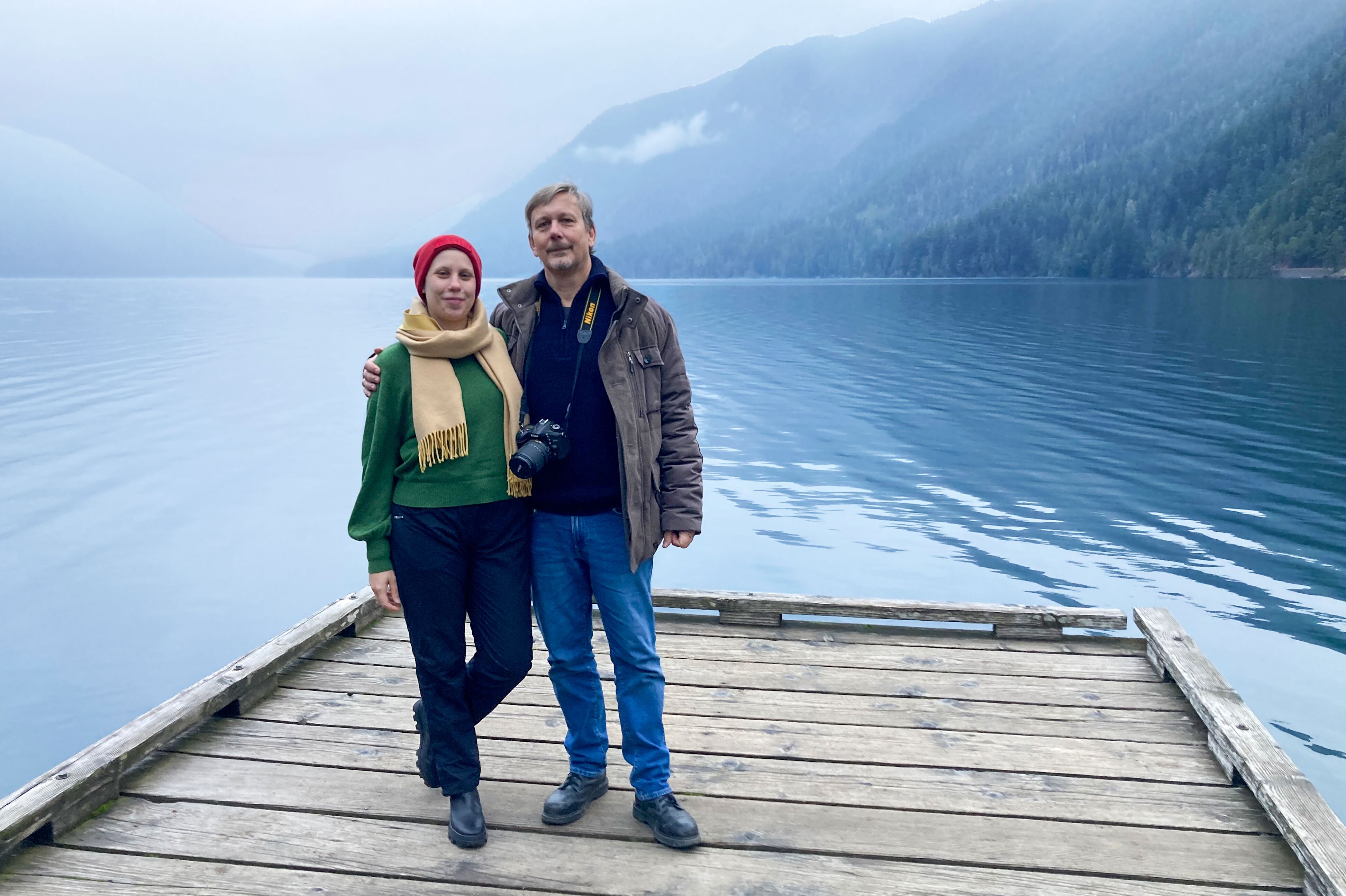 Tabea und ihr Vater Thomas vor dem Lake Crescent