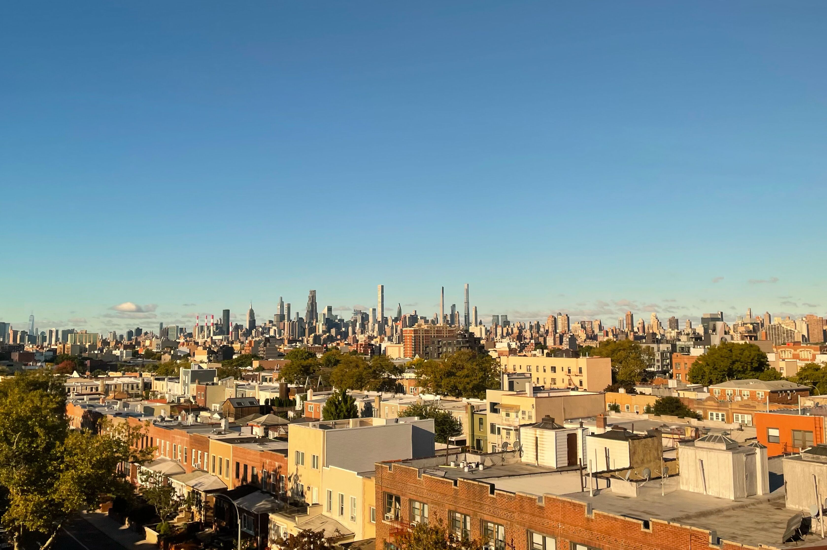 Blick aus dem Amtrak Zug auf Brooklyn