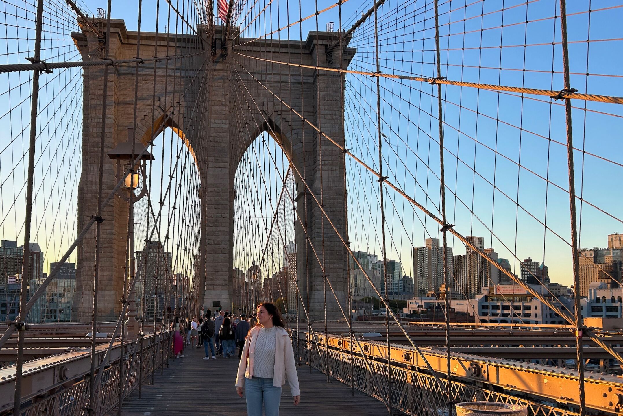 Theresa auf der Brooklyn Bridge bei Sonnenaufgang