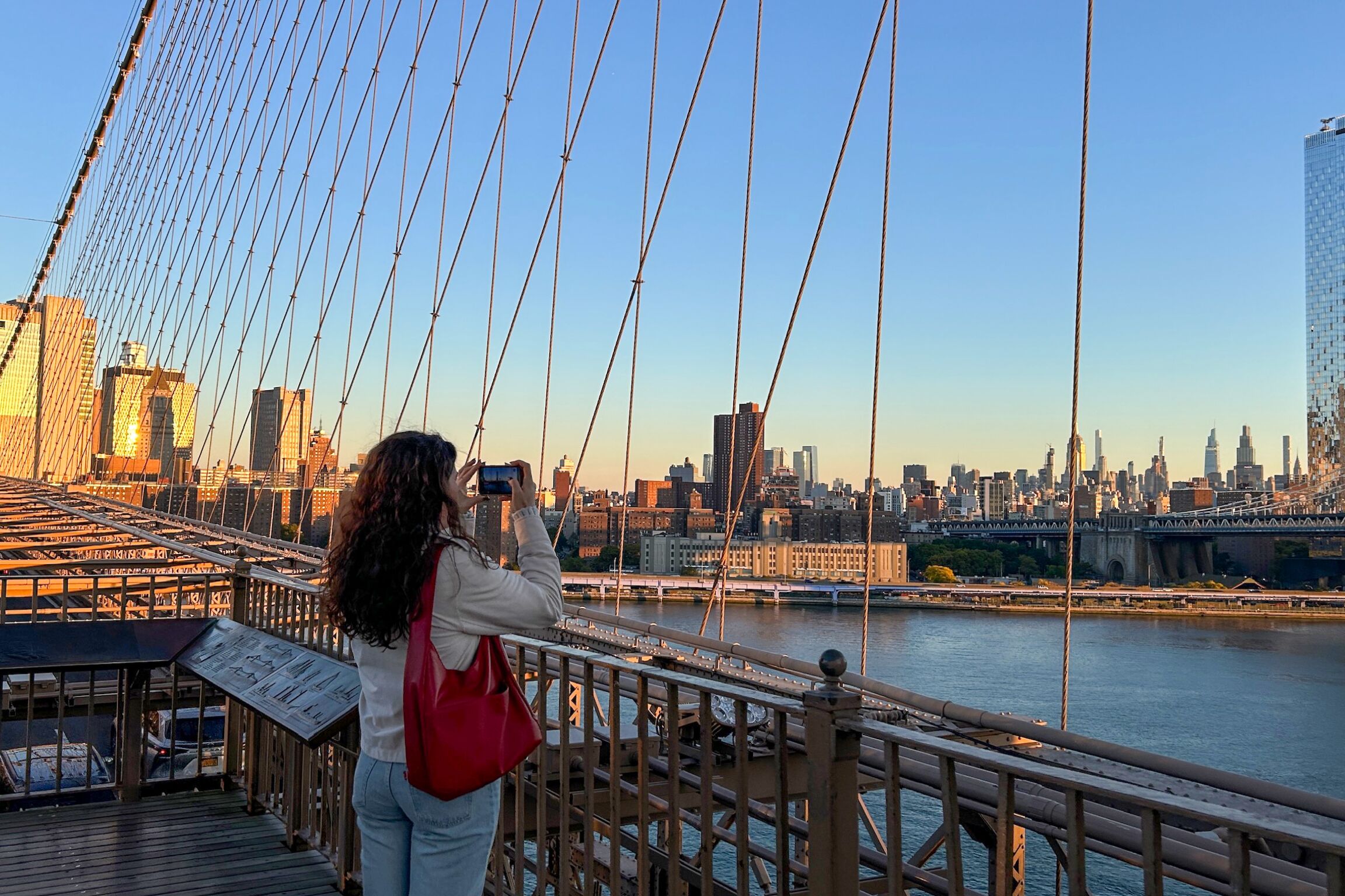 Theresa genießt den Ausblick von der Brooklyn Bridge