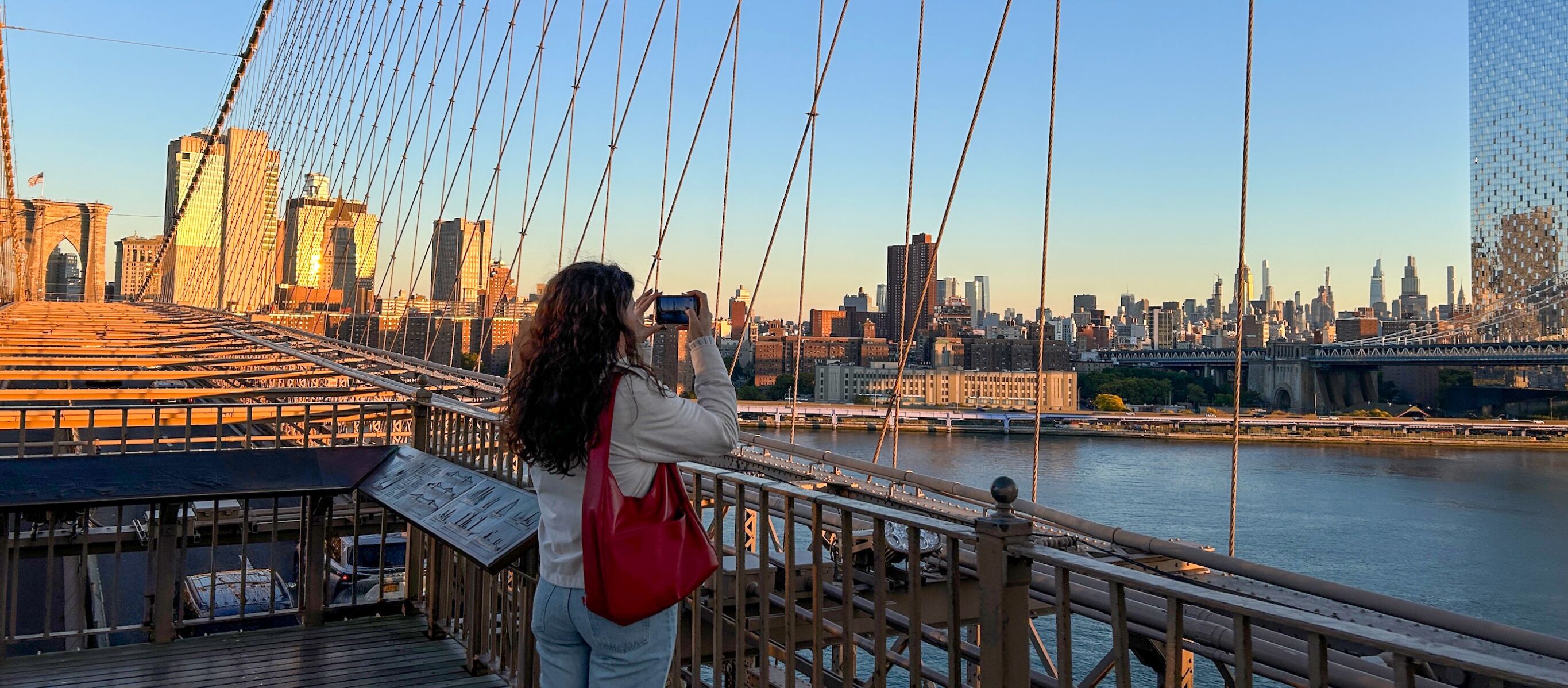 Theresa genießt den Ausblick von der Brooklyn Bridge