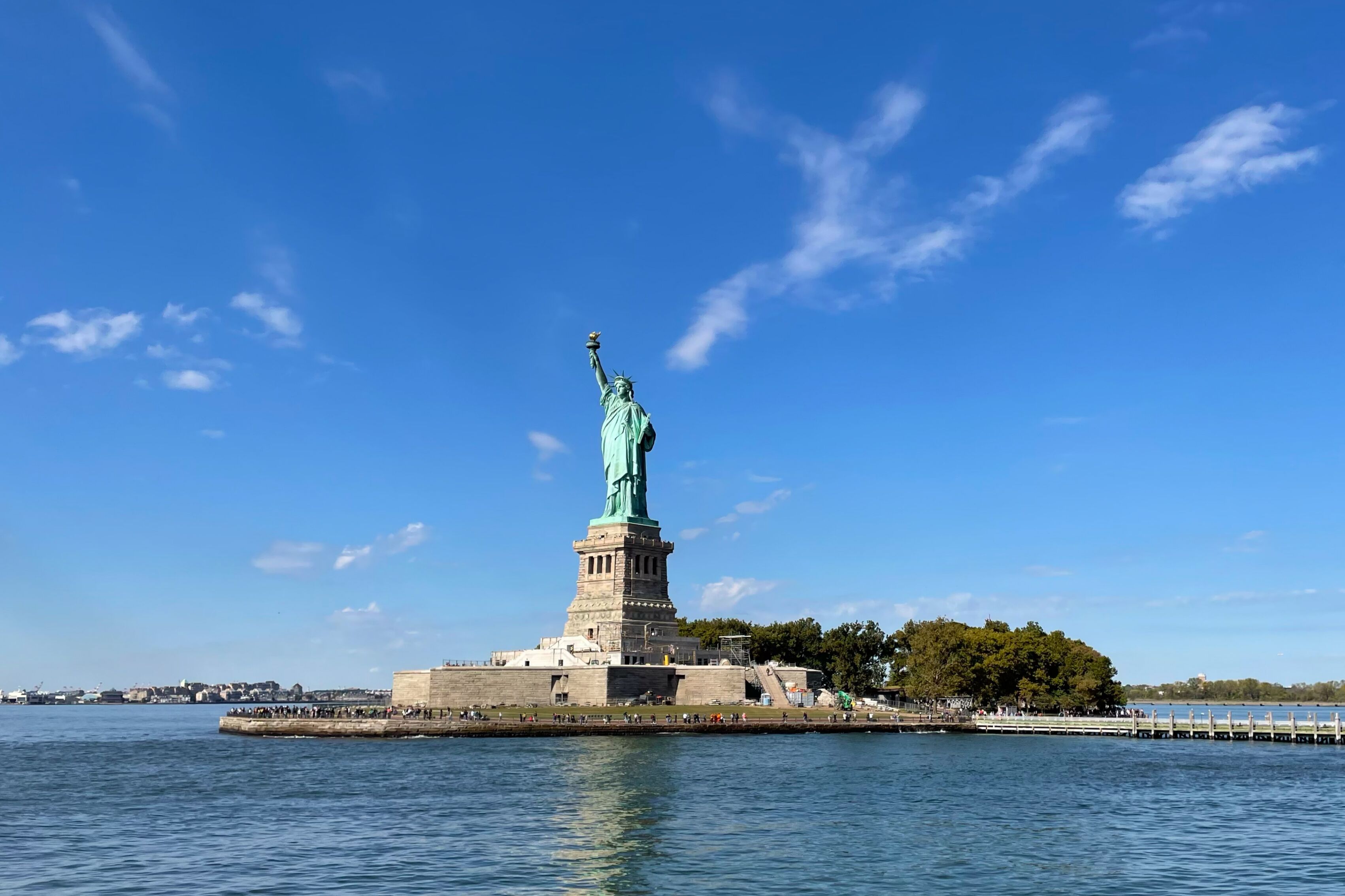 Die Freiheitsstatue vom Wasser