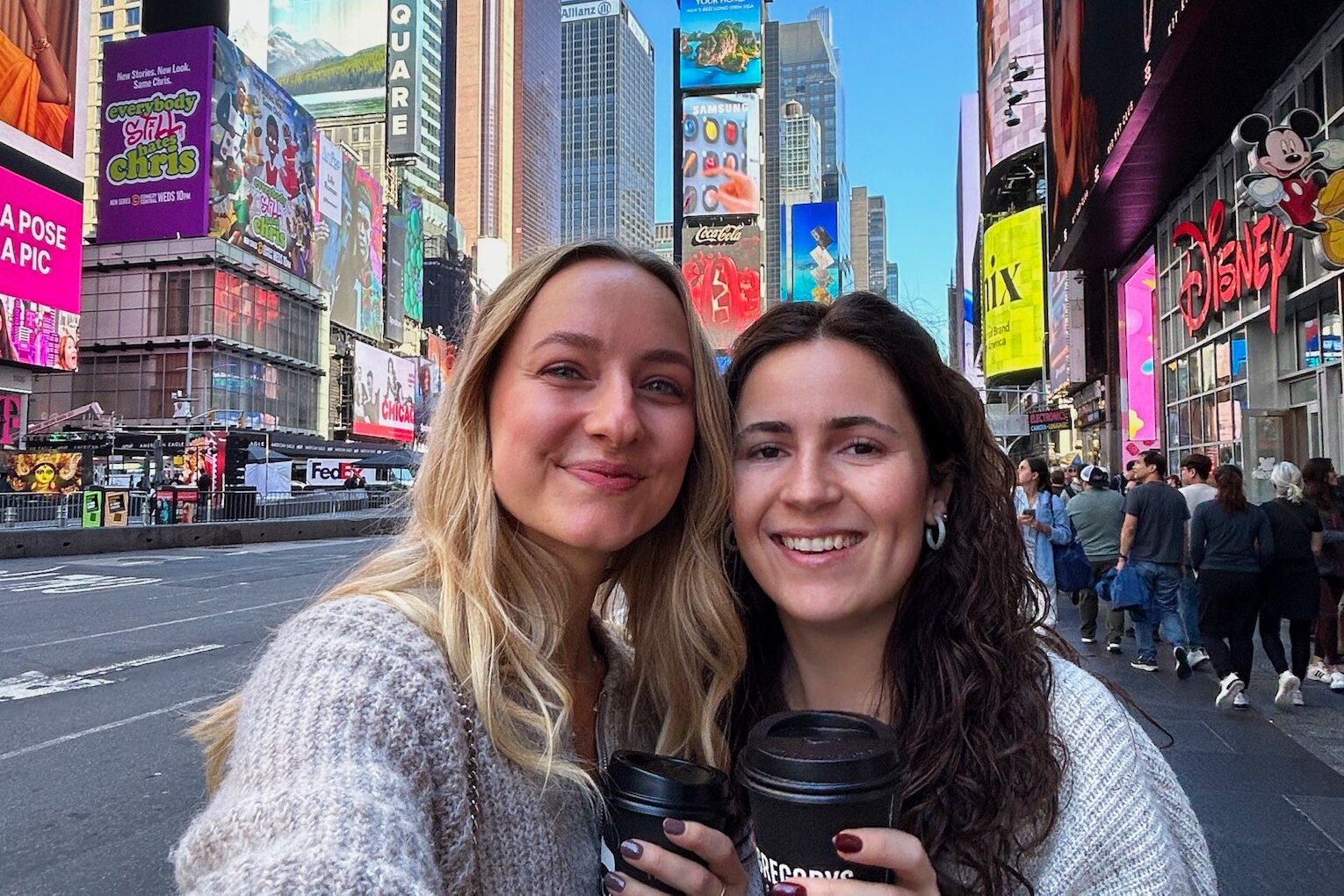 Theresa und ihre Freundin beim morgendlichen Käffchen am Times Square