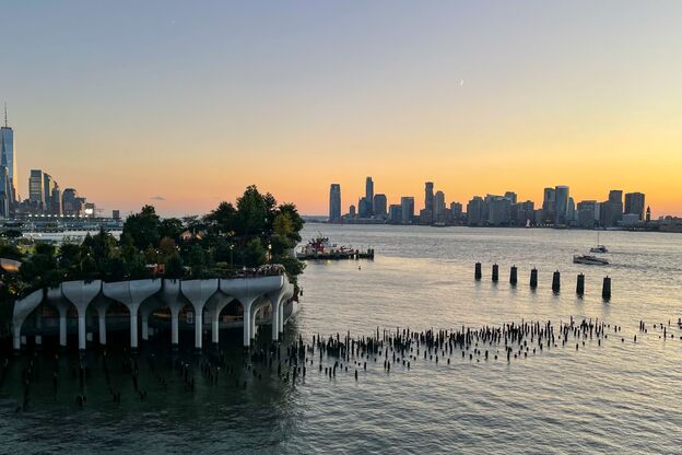 Blick auf Little Island und Newark bei Sonnenuntergang Blick auf Little Island und Newark bei Sonnenuntergang