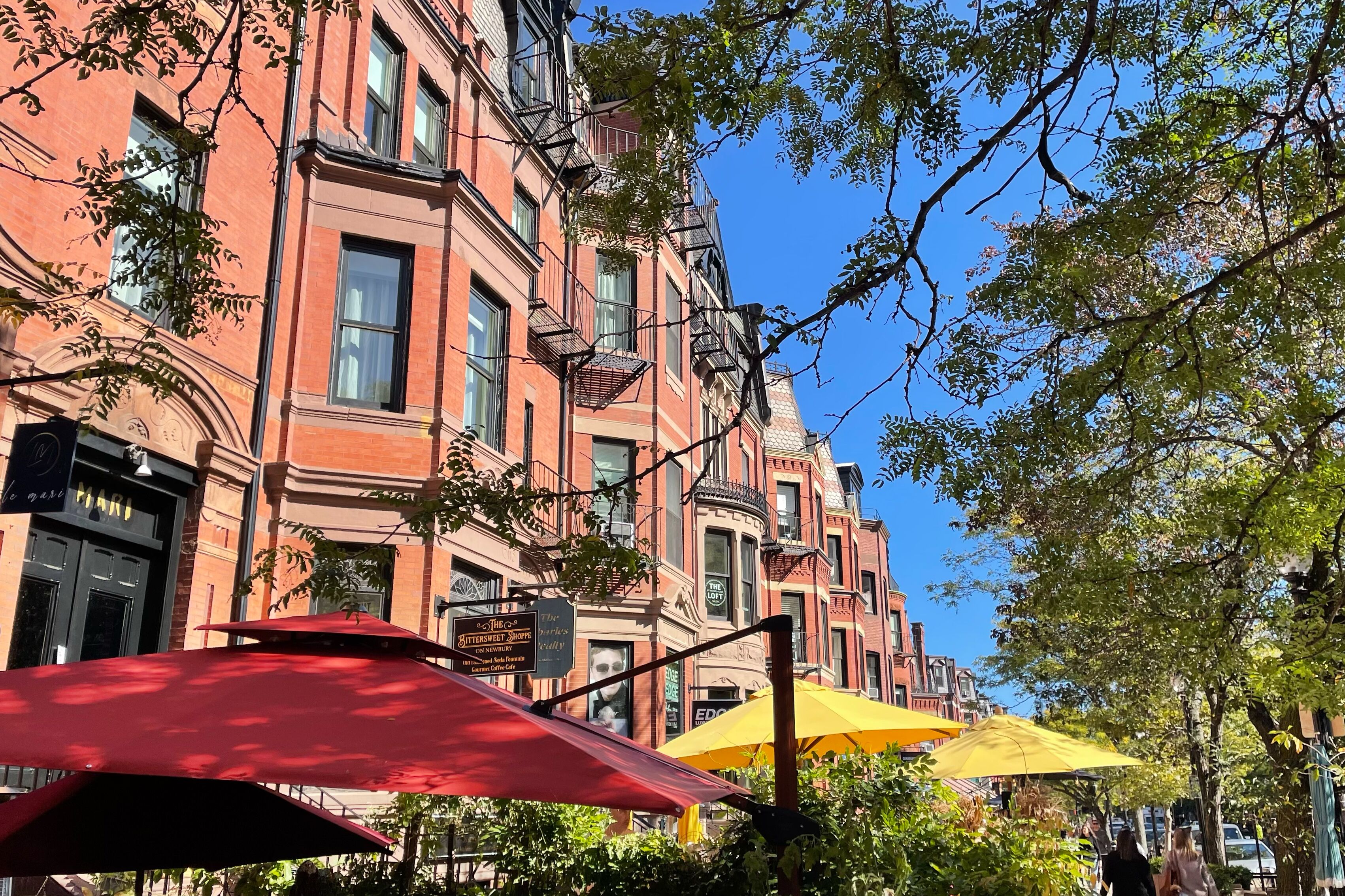 Die belebte Newbury Street in Boston