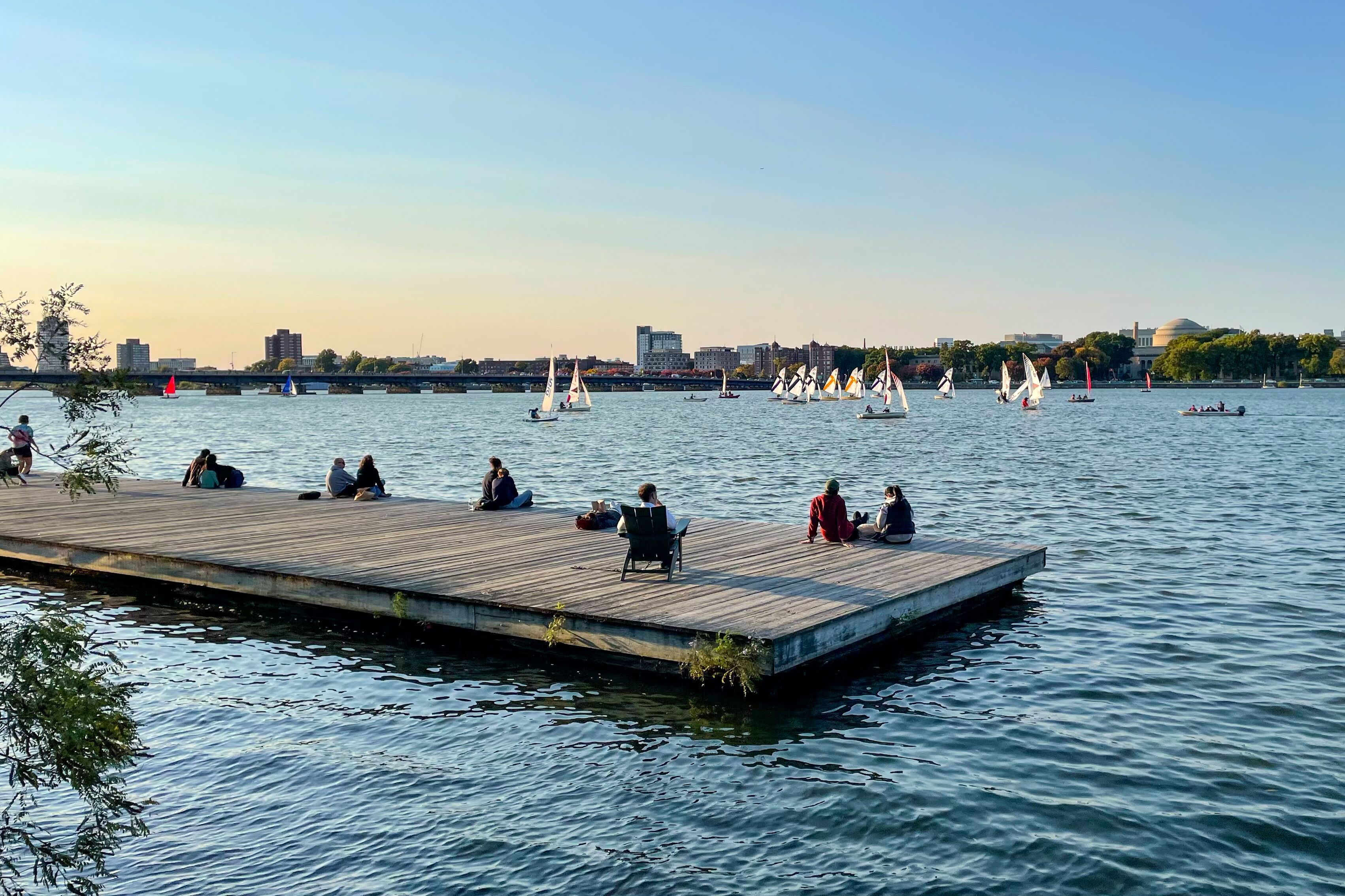 Segler und Genießer am Charles River