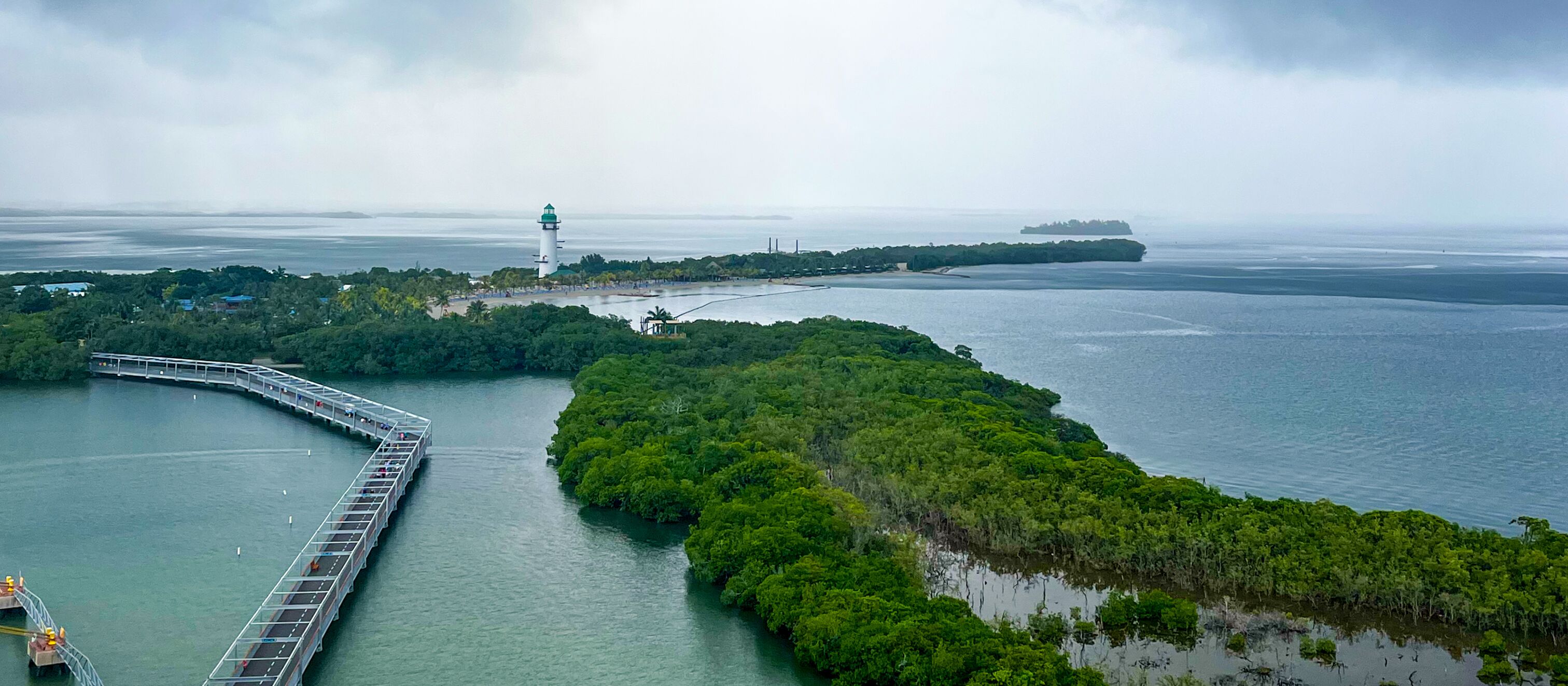 Blick auf den Leuchtturm in Harvest Caye