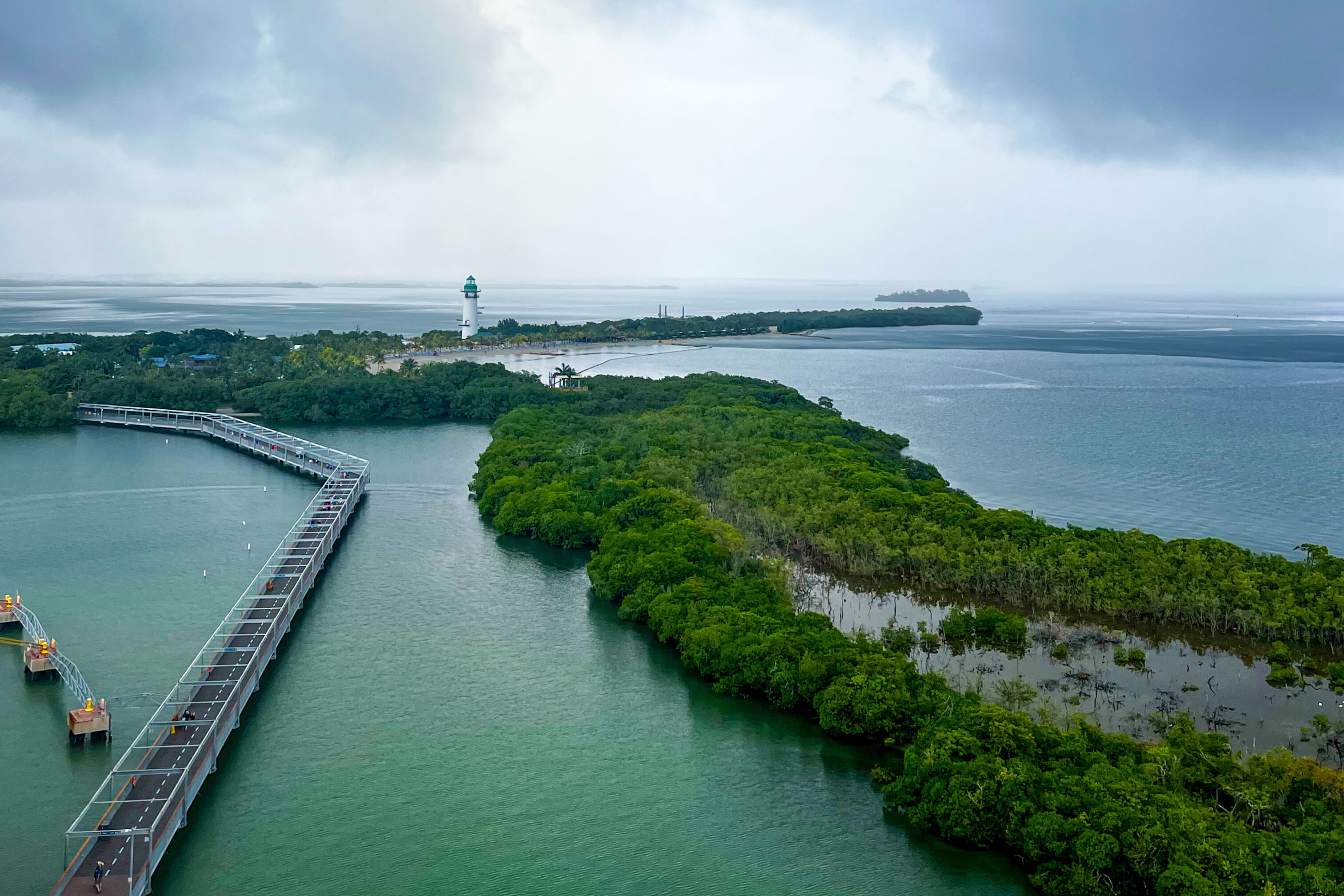 Blick auf den Leuchtturm in Harvest Caye