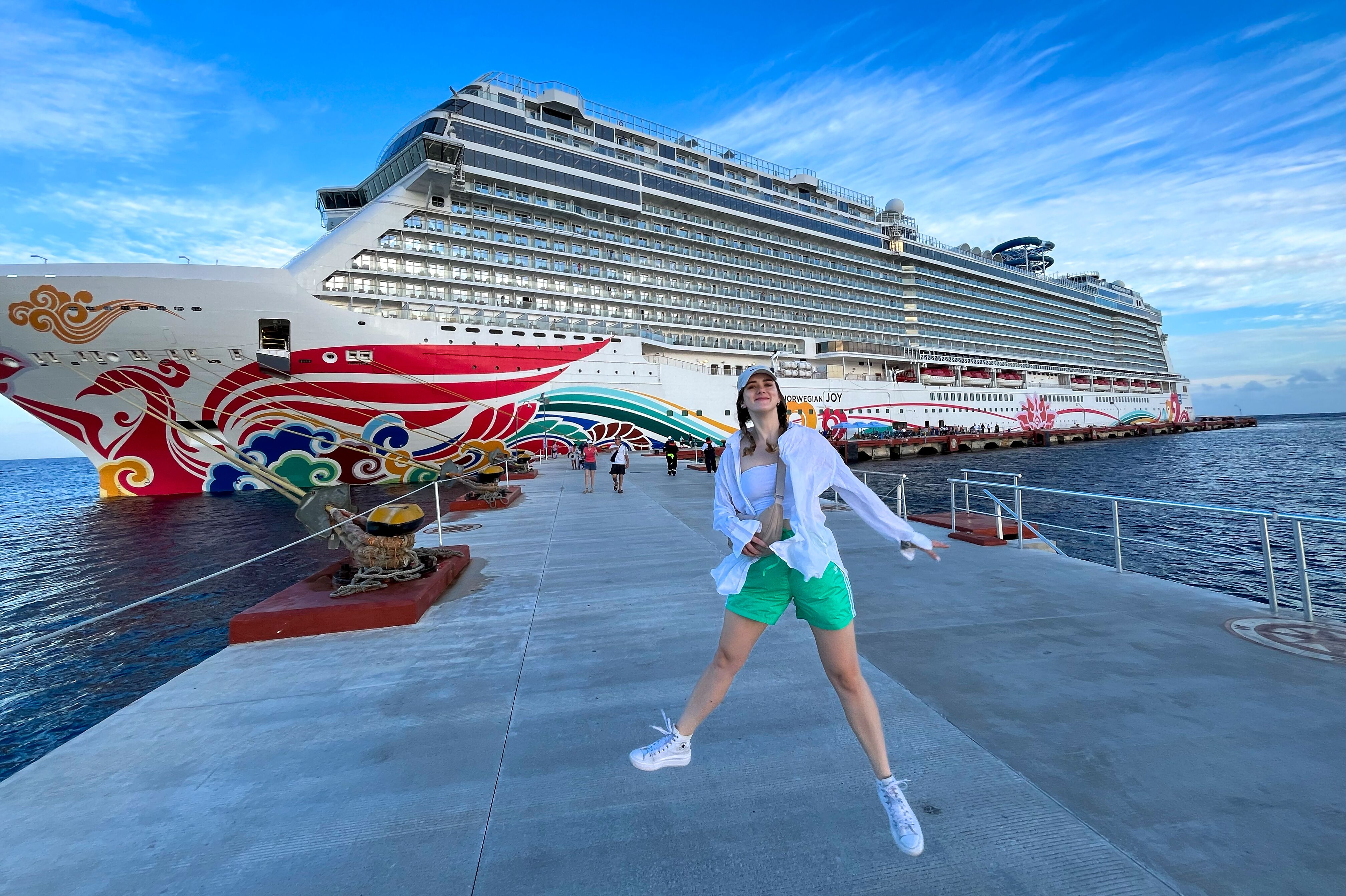 Vanessa vor dem NCL Kreuzfahrtschiff